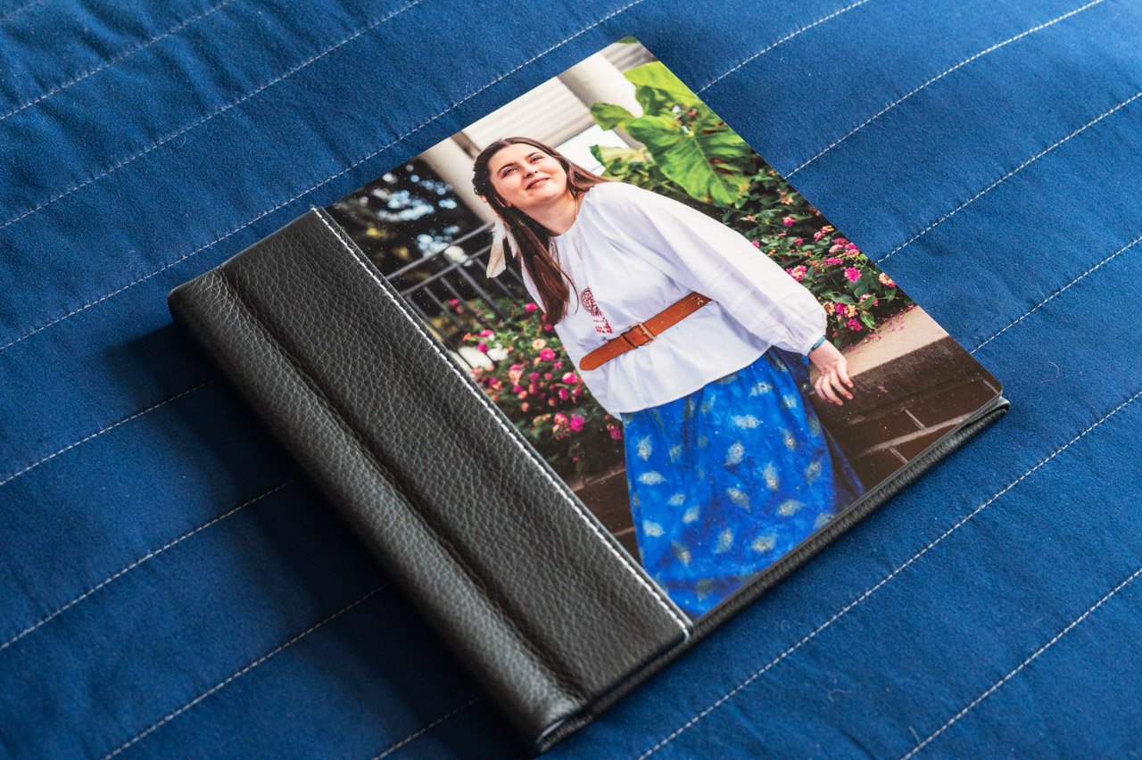 senior-picture-heirloom-book-on-blue-Jill-Carson-Photograpy-Omaha-Nebraska.jpg