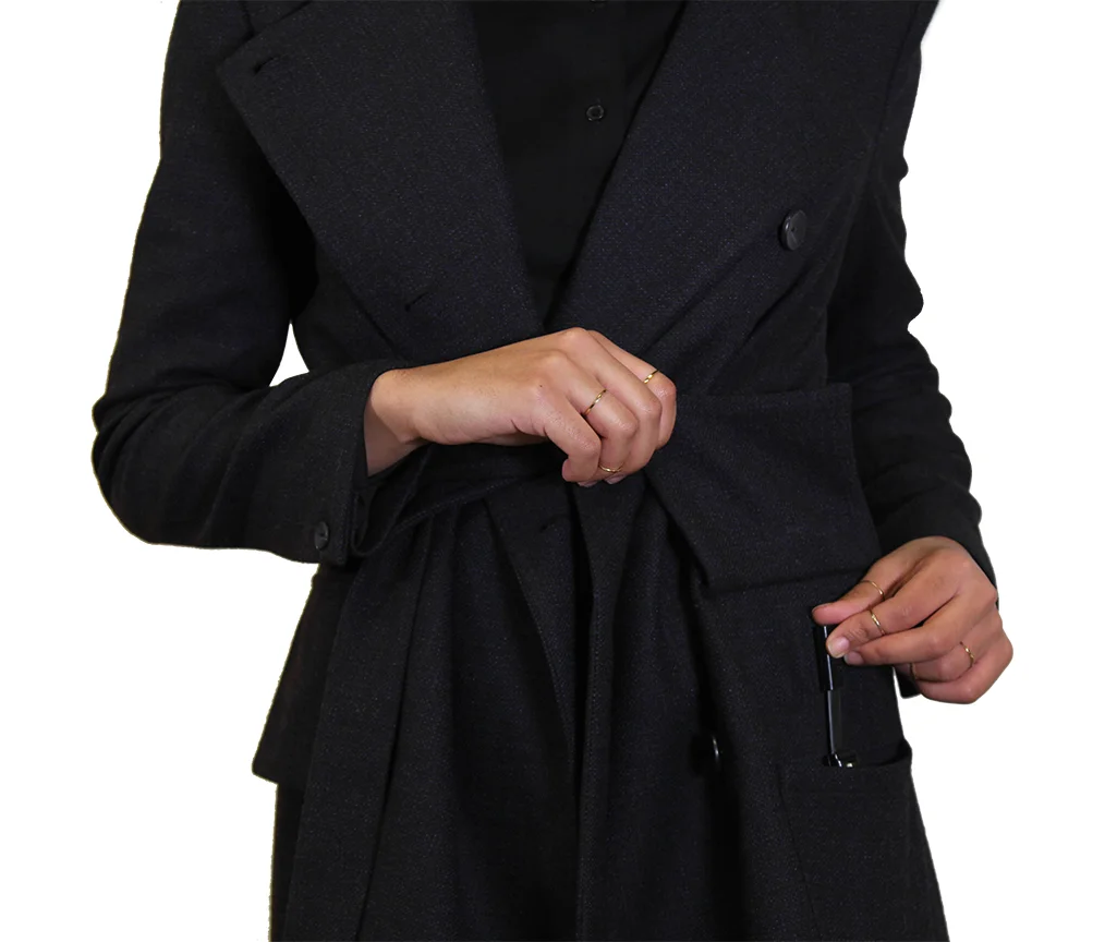 The magnetic connector attaches to the jacket with an easy ‘click’. Once it’s attached, the jacket is ready to heat.