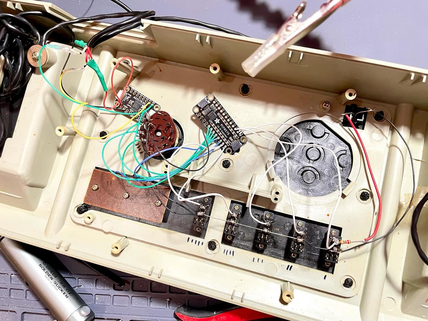 today i took out the guts of the S-4000 console for future fixing/tinkering/preservation and wired up the switches and slide pots to some I2C breakouts. ADS7830 ADC for the two slide pots and PCF8575 GPIO expander for the switches

#diy #tech #electr