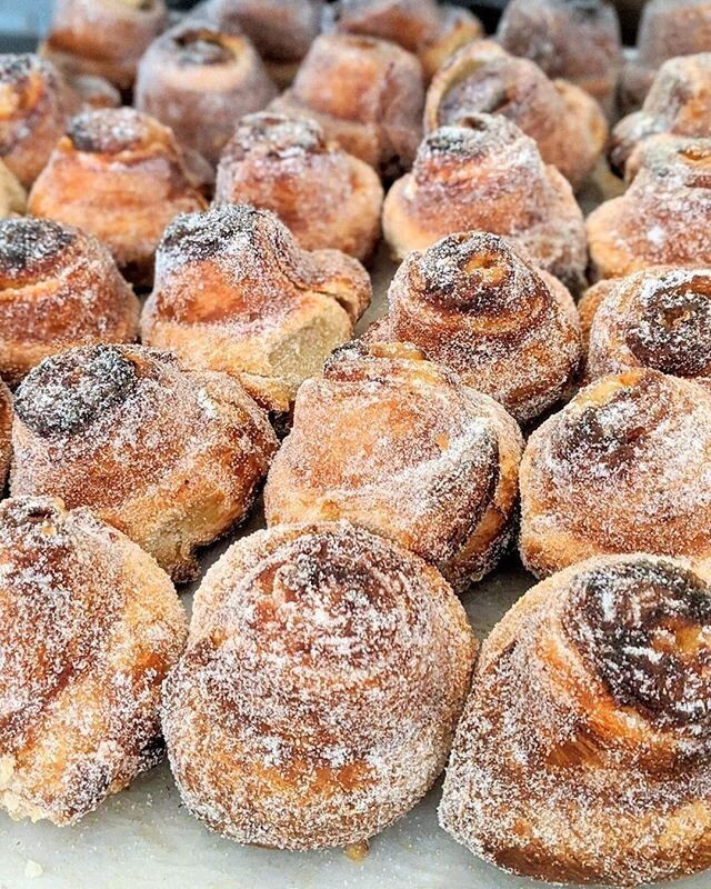 Pastry boxes are up for sale now for pick-up next weekend ♡ Assorted boxes will contain Strawberry jam buns, cinnamon snails, &amp; butter croissants 🍓Featuring jam from @michaelsdolce
.
📷 @sweetbakeryottawa