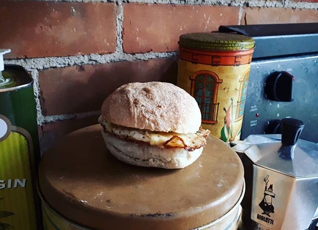 There really is no better bun for a breakfast sammy than our ciabatta (in my humble opinion)
🍳
Lots of bread, including ciabatta buns, still up for sale on our online shop--link in bio
🍞
Quick note on bread &amp; pastry storage: we are selling some