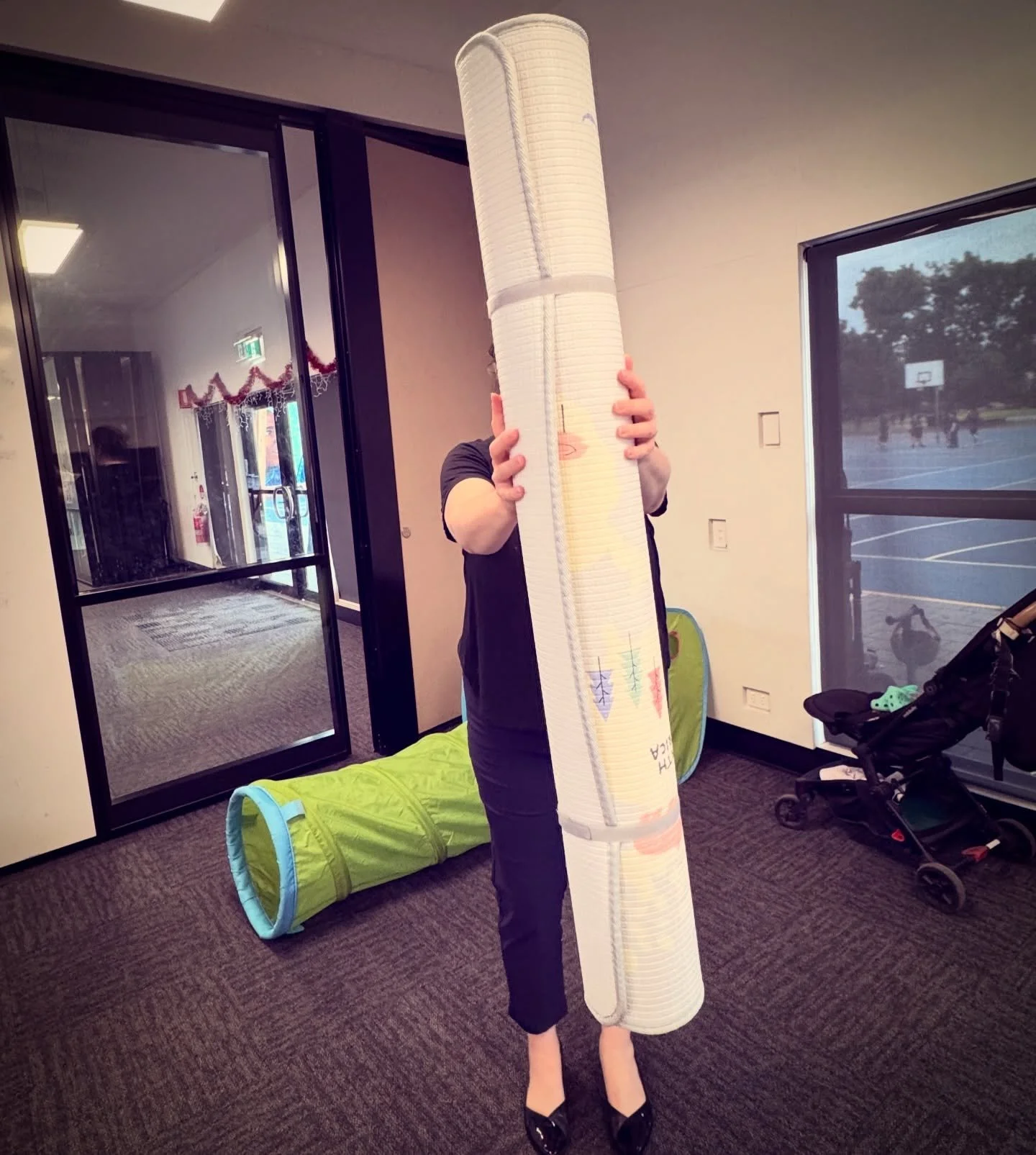 Merry Christmas to @bfpsplaygroup 🎁 

We&rsquo;ve been very lucky to attend this excellent playgroup every Wednesday this year from 9am - 10.30am 👶🏻 👧🏻 🧒🏼 👶🏿

So Quinn and I got them a big new playmat for snack time as a Chrissie gift 💝 

C