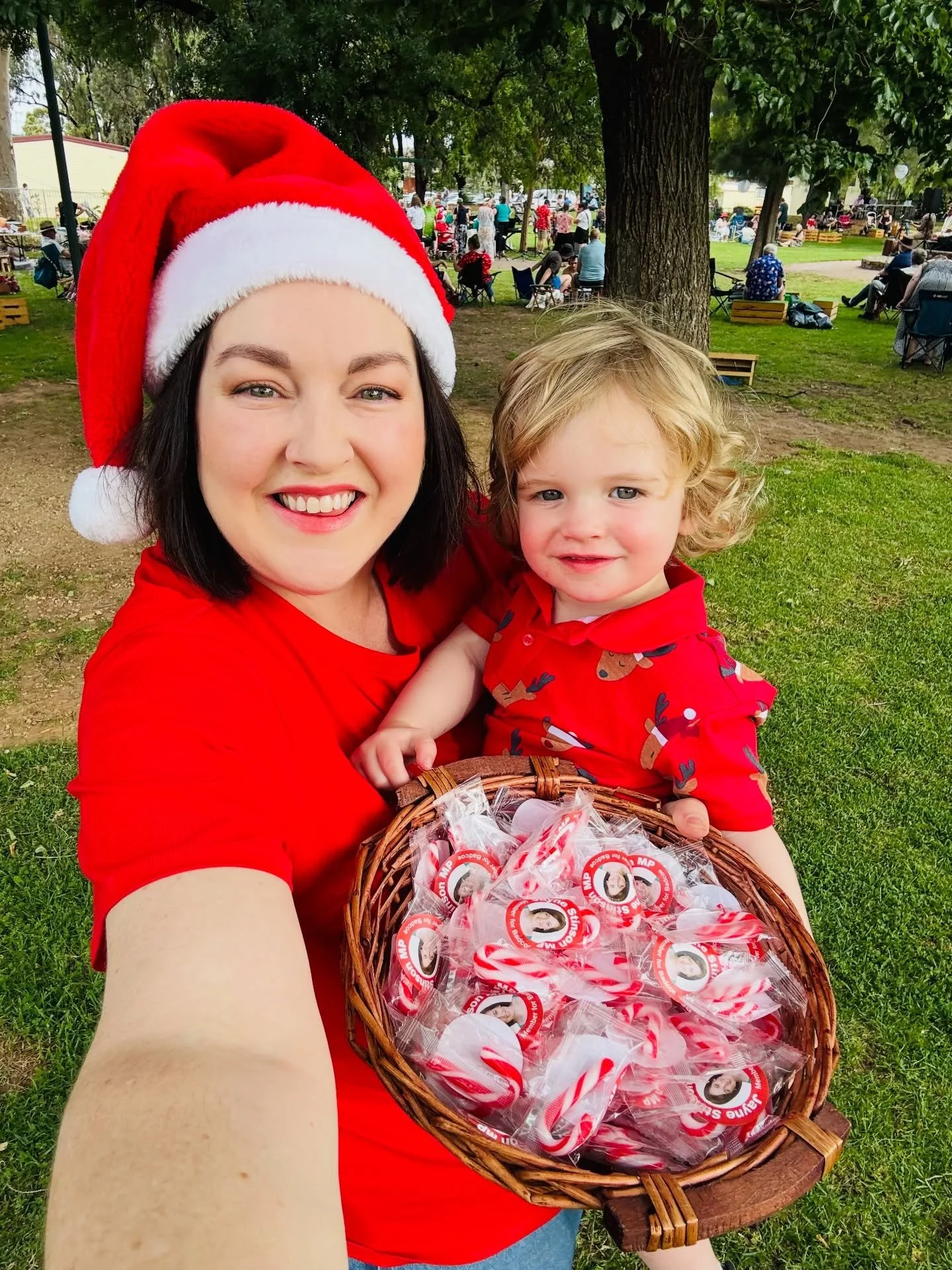 Sharing the Christmas spirit 🎅🏾 (and sugar!) with Glandore locals at the Christmas Twilight Picnic 🎶

Helped by my little elf!