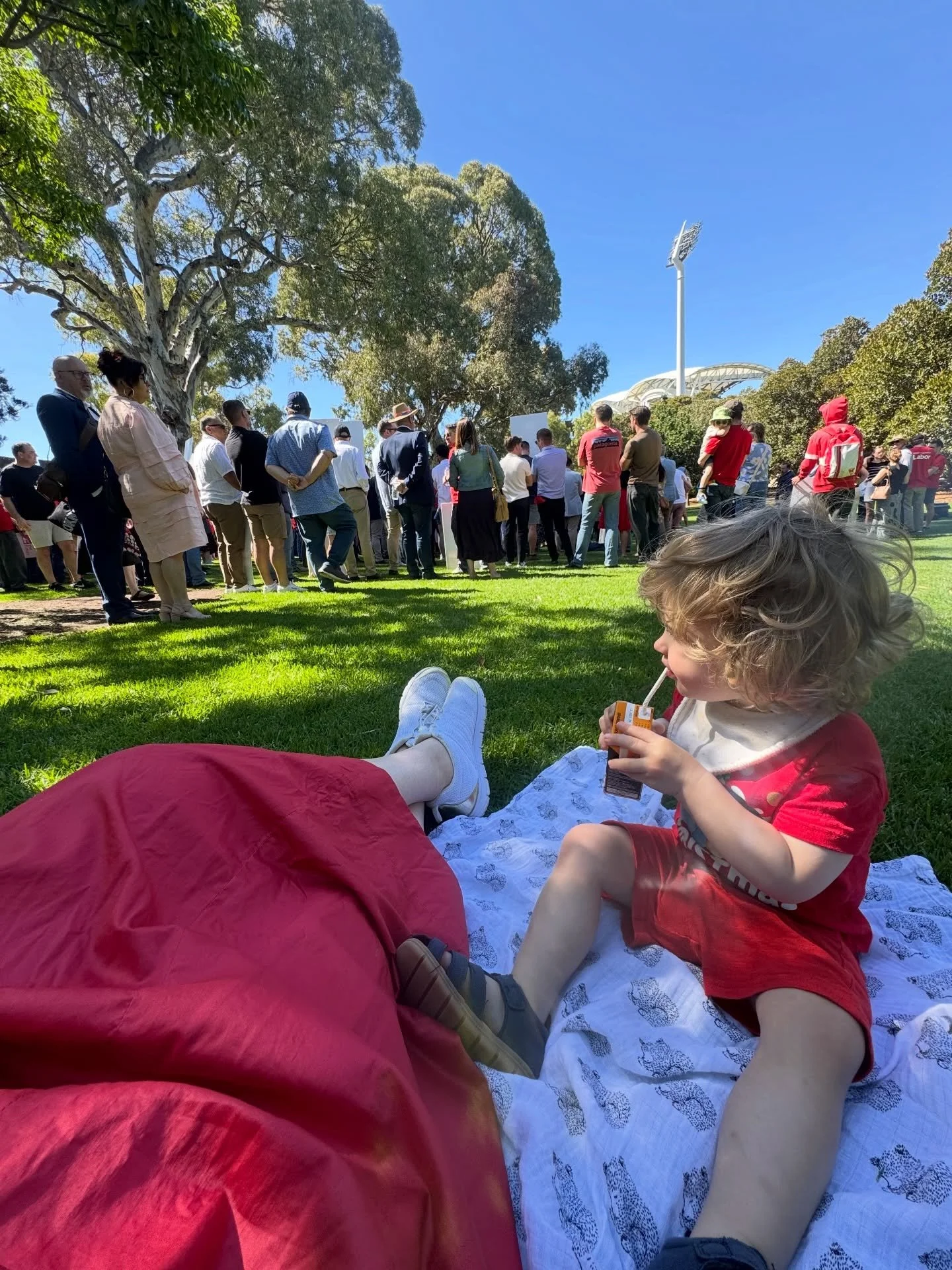 First time for everything! 🍎 🥪 

Having a picnic during a big @pmalinauskasmp @southaustralianlabor press conference.

But hey, if you can&rsquo;t bring your toddler to a campaign event about the importance of our future - when can you?! 🎥 

#fort