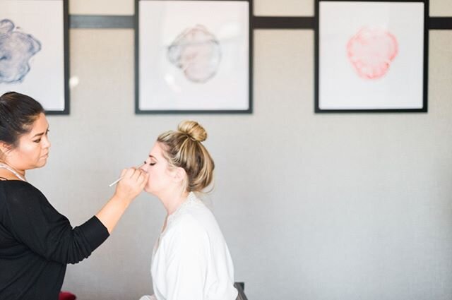 The serenity of being in the chair. Transforming into bridal beauty!⁠
.⁠
photo: @larelynsavannah mua: @nolakahnbeauty⁠
.⁠
#makeupmonday #mua #milwaukeemakeupartist #gettingready #journeymanhotel #bridestyle #bridalmakeup #bridesofmke #luxurybride #lu