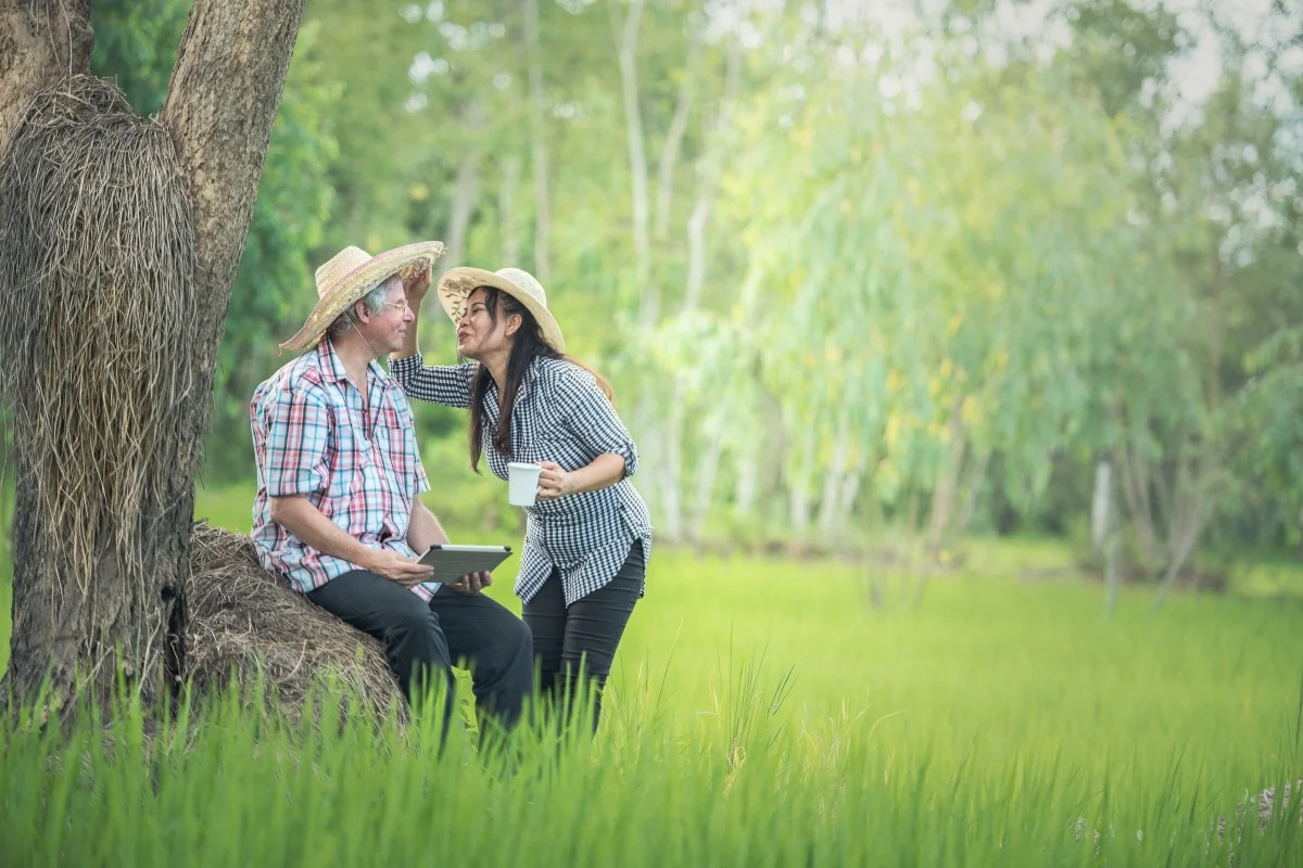 countryside_asia_adult_care_for_woman_laughing_autumn_citizens-1025995.jpg