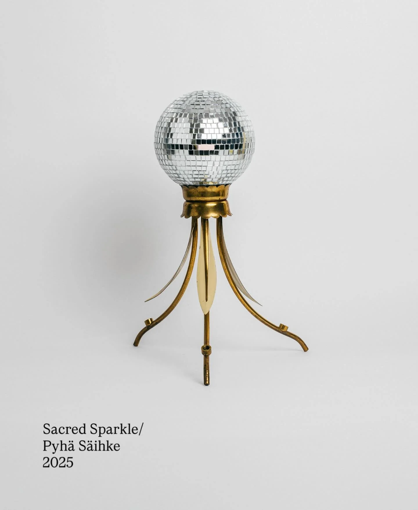 SACRET SPARKLE/ Pyh&auml; S&auml;ihke 2025 shining bright! Oh this little piece gets lively with happy sun bubbles that fill the room when the sun touches it! It sparkles and shares happiness. ☀️🤩✨🪩

This photo was captured before I made the final 