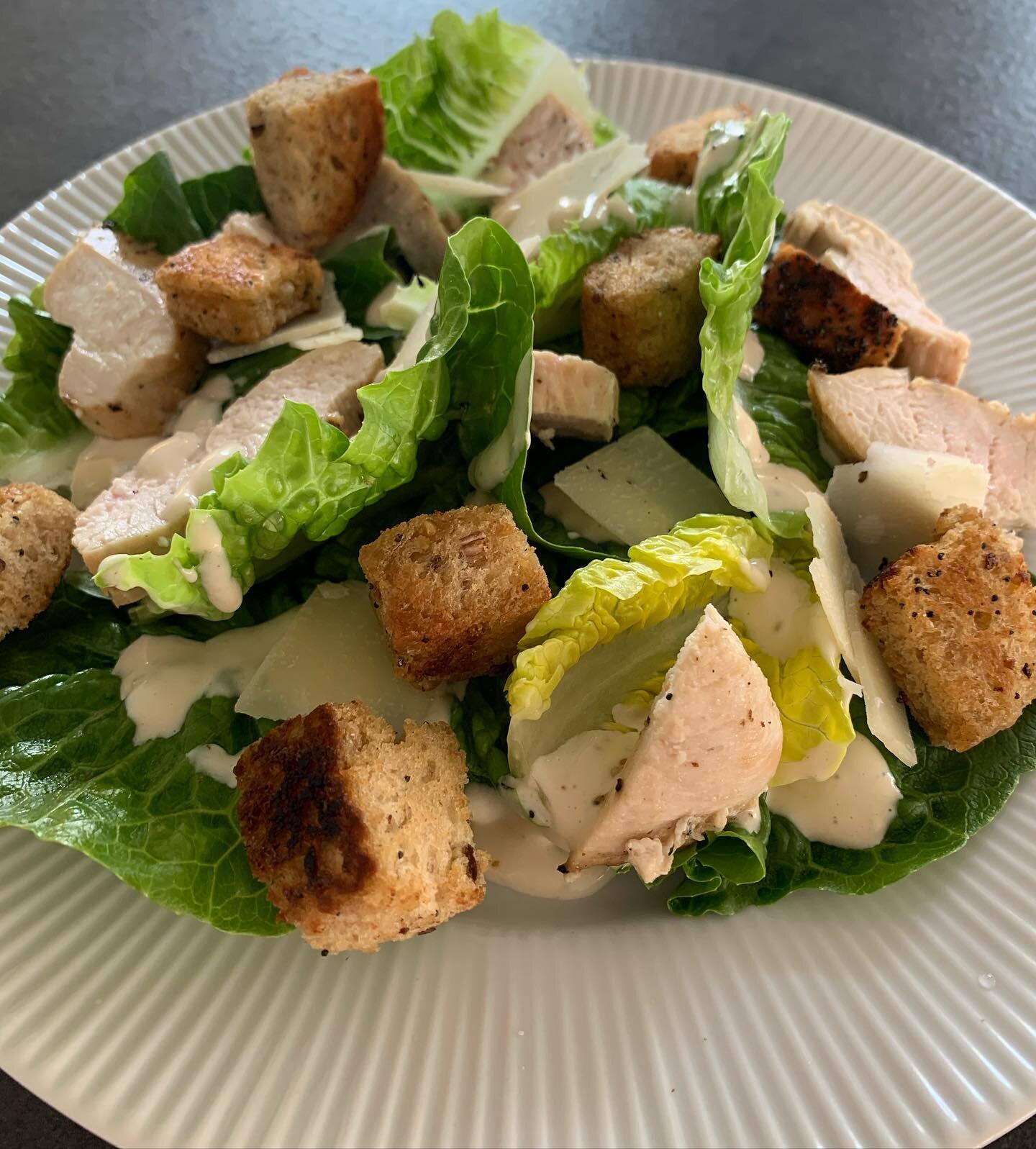 Vores dygtige elever har i dag lavet l&aelig;kker c&aelig;sar salat og jordb&aelig;rkoldsk&aring;l til dessert ☀️🤩 #stuaarhus #facetaarhus #k&oslash;kken #food #dygtigeelver #c&aelig;carsalat #jordb&aelig;rkoldsk&aring;l #detsmagtesk&oslash;nt #😋