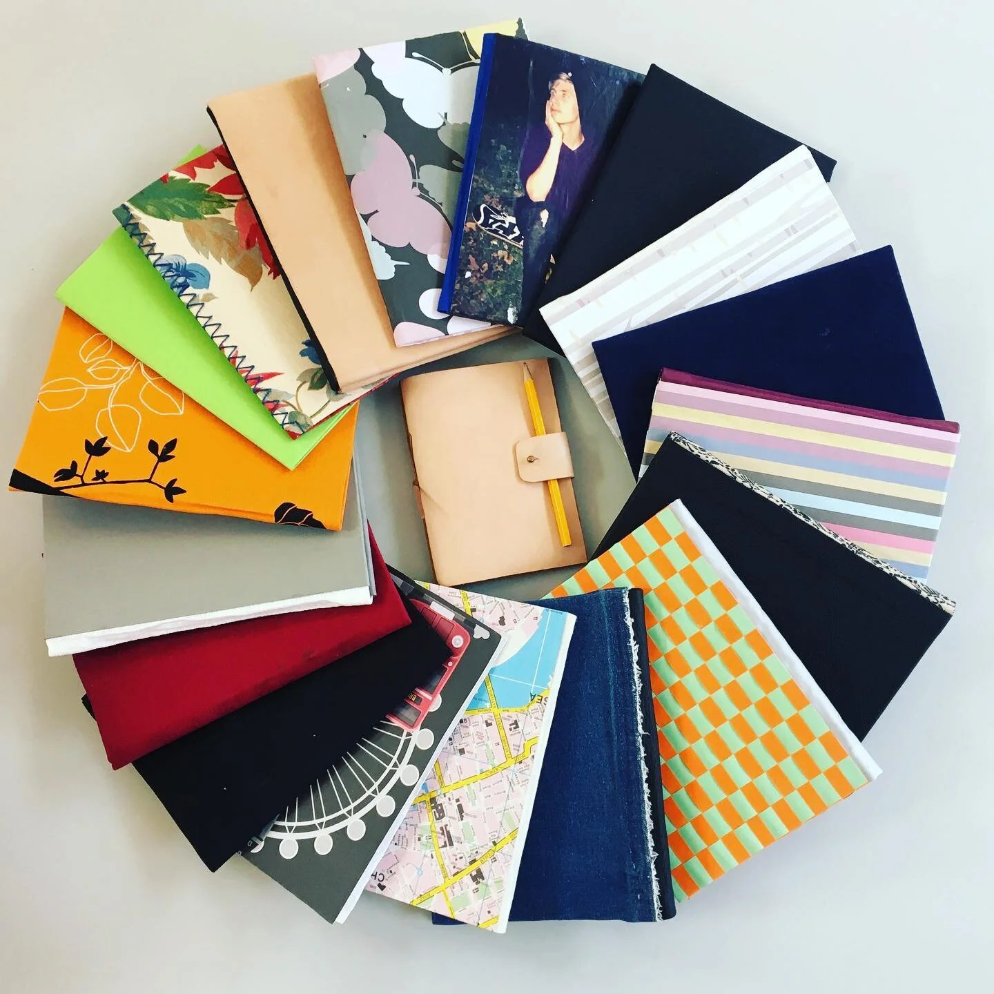 I Krea har vi lavet #h&aring;ndlavede b&oslash;ger, s&aring; alle har en personlig skitsebog til n&aelig;ste skole&aring;r. Vi er ret godt tilfredse med resultaterne 🤩#dygtigeelever #h&aring;ndv&aelig;rk #diy #b&oslash;ger #facetaarhus #krea