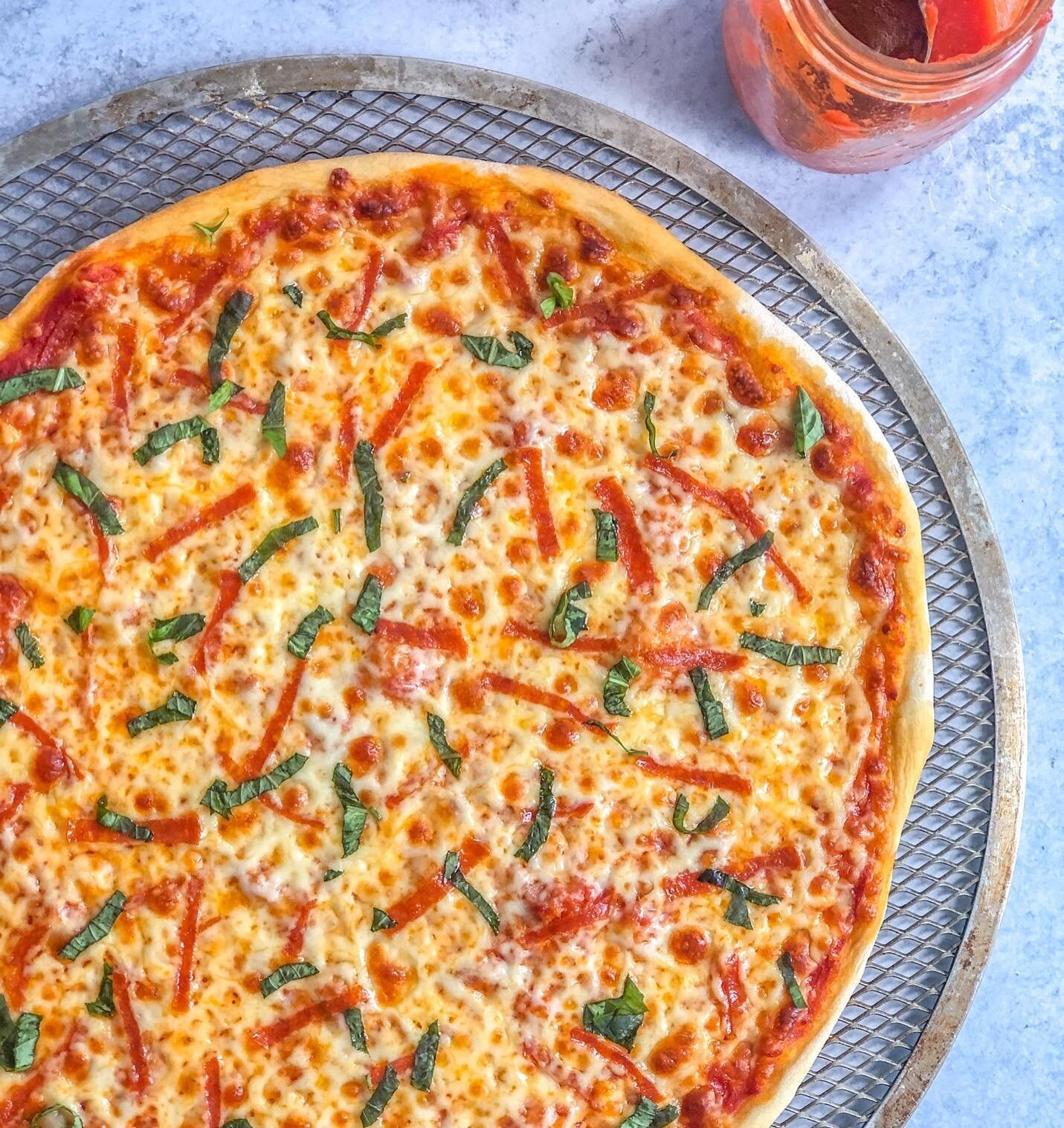 Pizza for Papa!🍕That's what he asked for, so today we get to watch Italy ⚽ together and eat pizza, win-win!🇮🇹Happy Father's Day to all the strong and hard working dads in world!⁠⁠
⁠⁠
#danimade #recipe #recipedeveloper #foodblogger #easyrecipe #hom