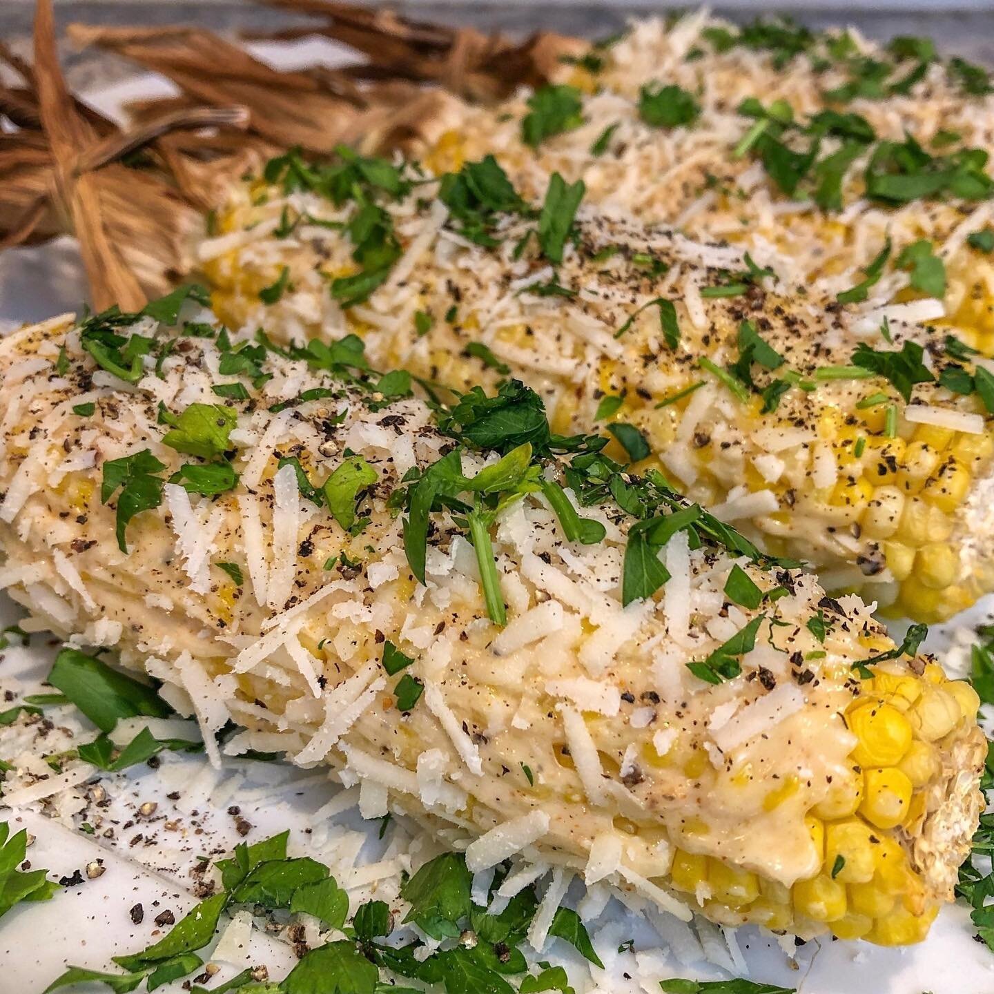 Pecorino Romano + freshly cracked black pepper = 💛 If &ldquo;Italian&rdquo; Street Corn was a thing&hellip;It could be something like this.🌽 

👩🏻&zwj;🍳Click the link in my profile bio for the full recipe!⁠

🌽All you need is:
- 4 ears of yellow 