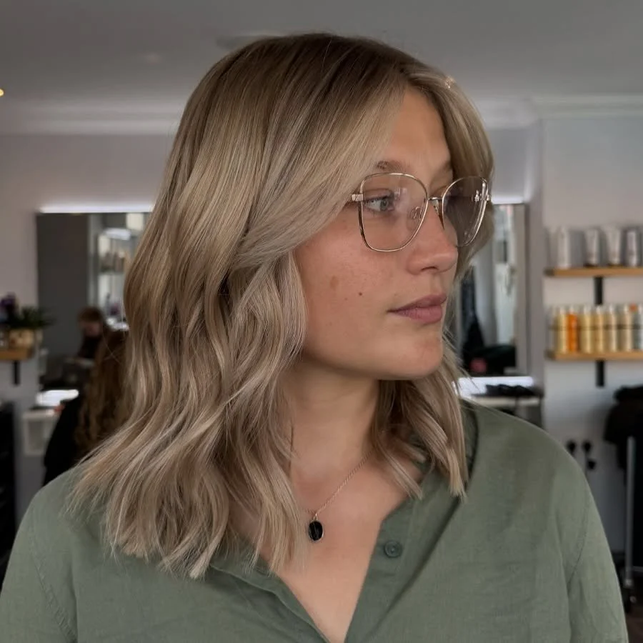 The perfect in between seasons colour !🤍

Adding blonde but Keeping it dimensional is perfect for in between seasons, whilst brightening it up but still keeping it ashy and keeping a dark root. 

Created by Wilson 

 
&nbsp;&nbsp;&nbsp;&bull;&nbsp;&