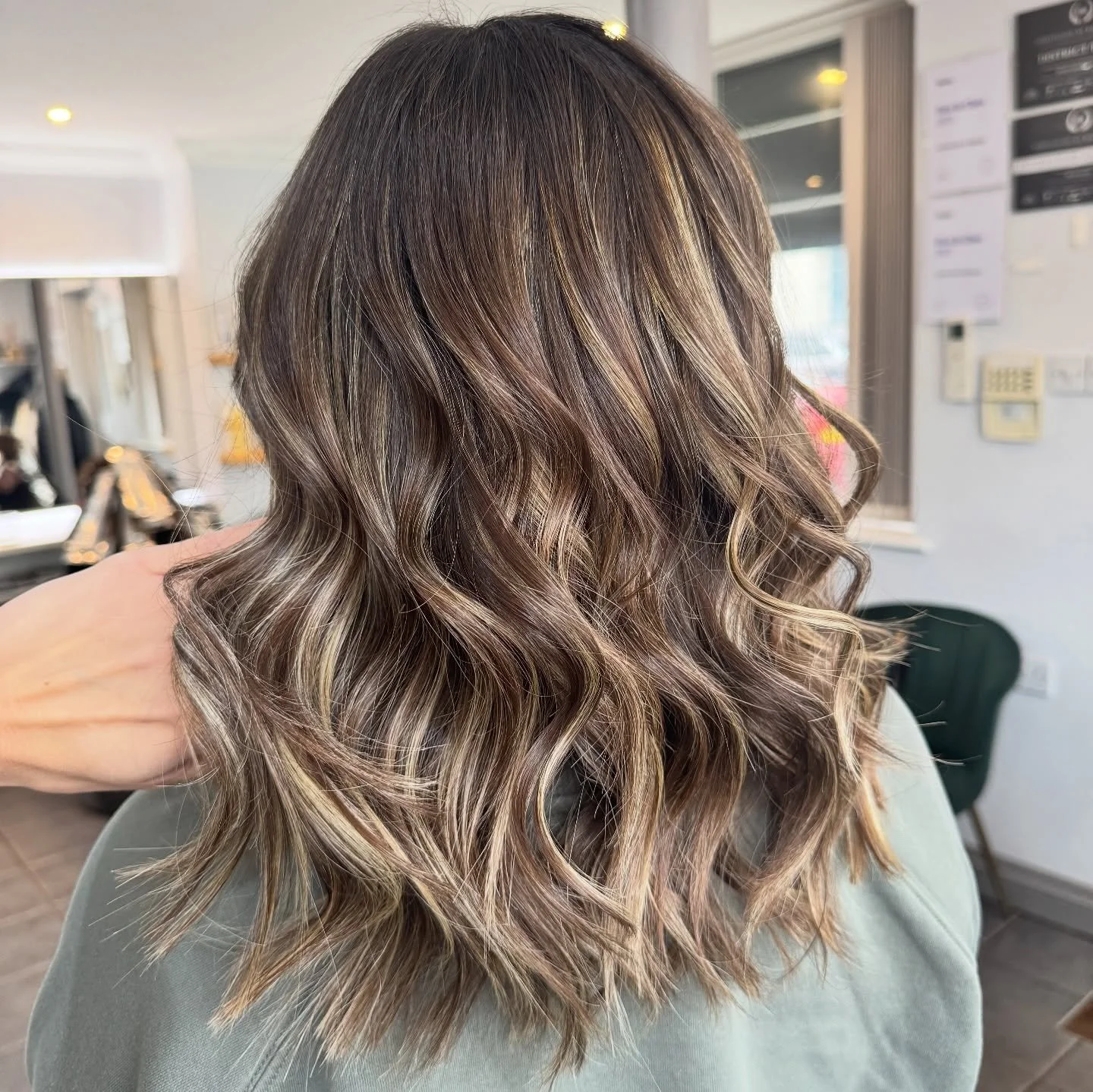Blended to perfection! 🐻

First time balayage and the brief was chunky 😍

We created dimension by adding blonde but still keeping the natural dark 

#BlendedBalayage
#BalayageHair
#SeamlessBlend
#LivedInColor
#SoftBalayage
#DimensionalHair
#ModernB