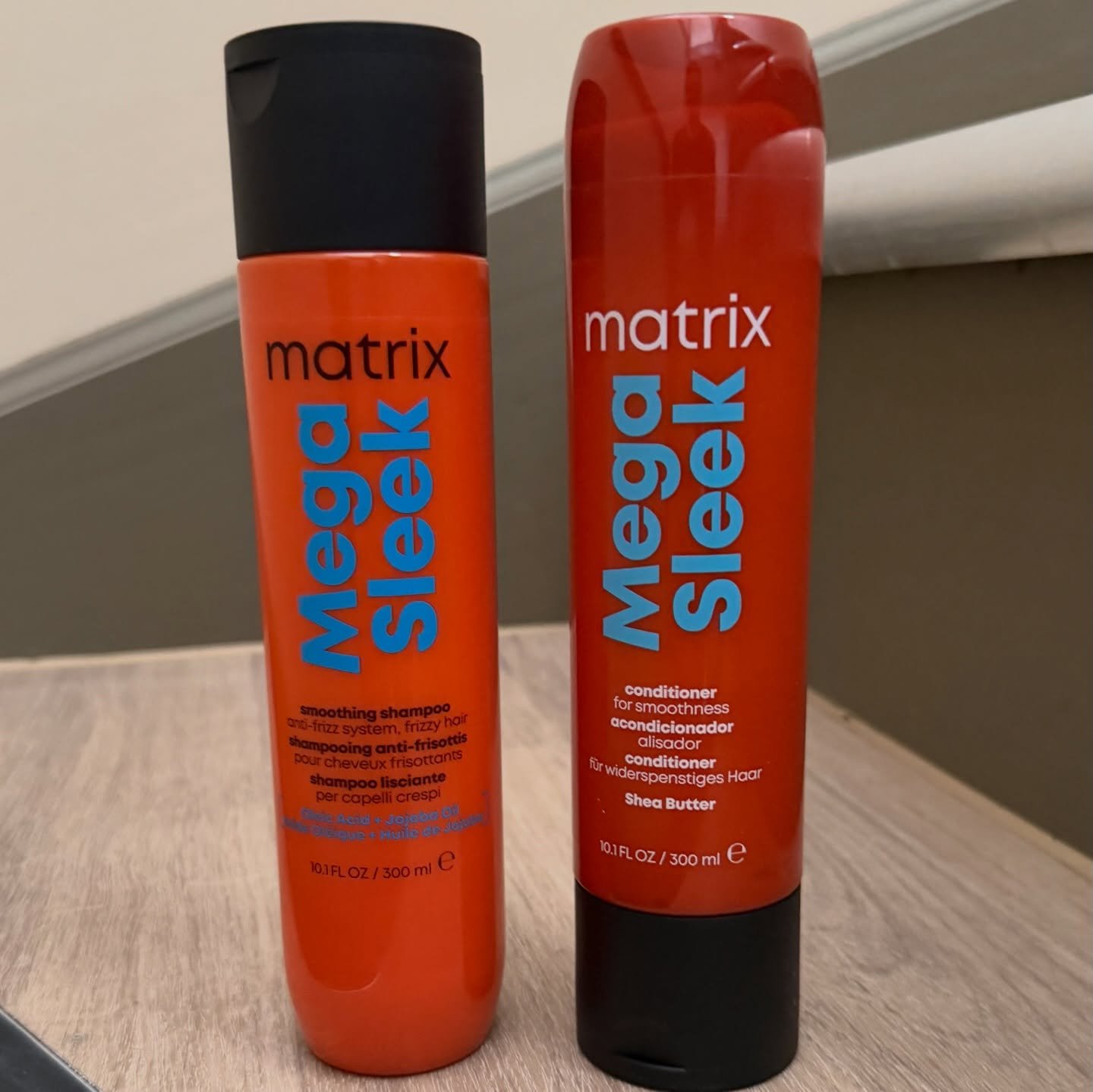 Do you have frizzy hair and don&rsquo;t know what will work with your hair? 

Mega Sleek Shampoo, Conditioner, and Spray work together to smooth unruly hair, control frizz, and boost shine for a sleek, polished finish. This powerful trio helps tame f