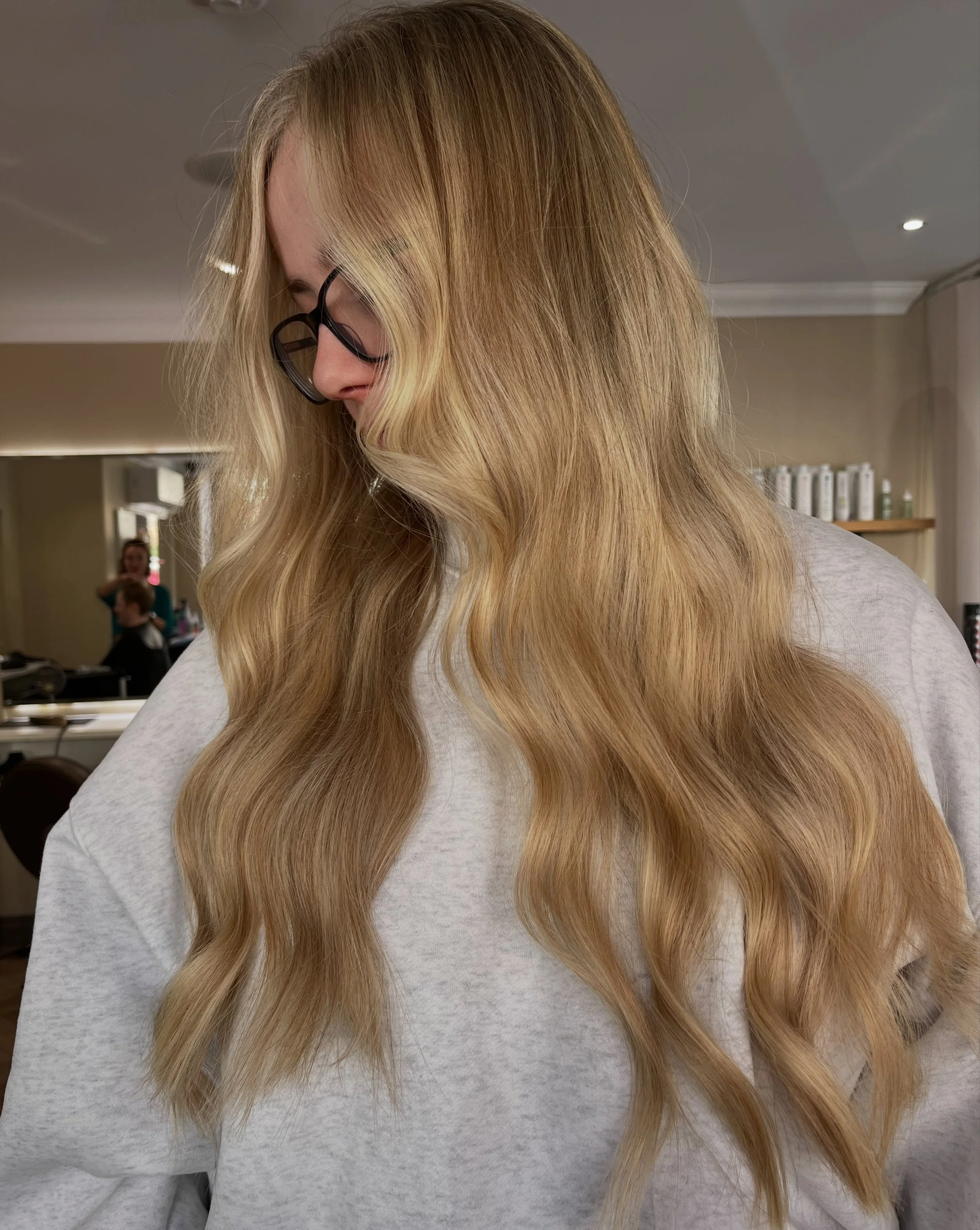 GOLDEN HOUR BLONDE ✨

Just look at those dreamy golden tones 😍☀️ Soft, seamless blends with the most gorgeous glossy finish and classic beach waves 

Blonde perfection from root to tip
Created by Megan 

📩 DM us to book your next hair appointment!
