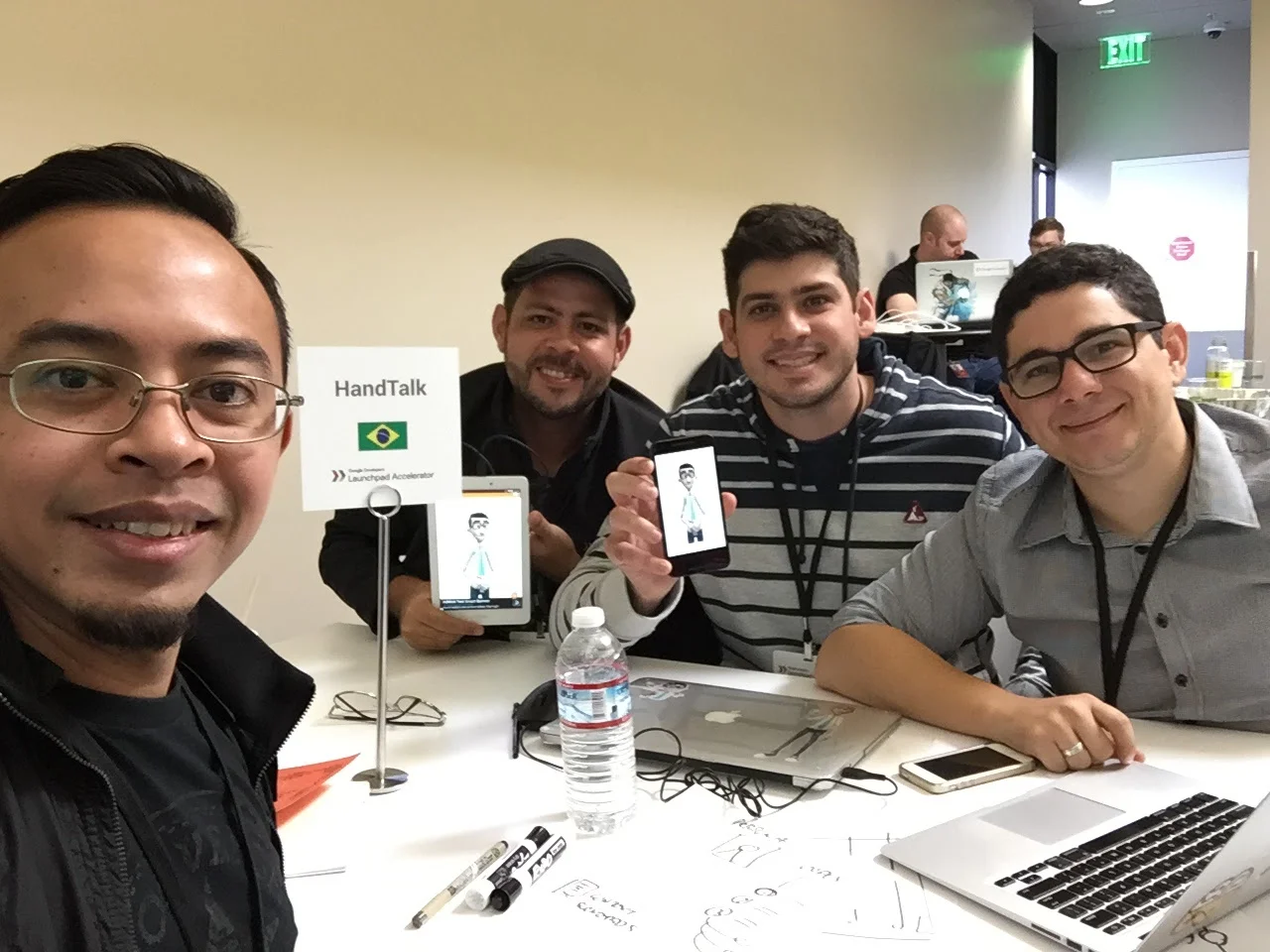 HandTalk: helping deaf communities to communicate in Brazil HandTalk: helping deaf communities to communicate in Brazil