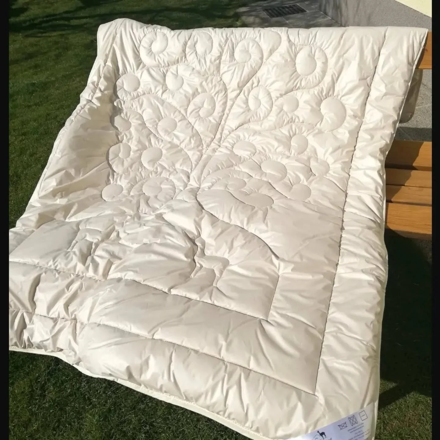 Bald ist es wieder soweit und unsere kuscheligen Alpaka-Bettdecken sind wieder vorrätig 🥰. Derzeit werden sie in Erikas Wollwerkstatt in der Steiermark mit Liebe gefertigt.
Herrlich angenehm, atmungsaktiv und für Allergiker geeignet, sind