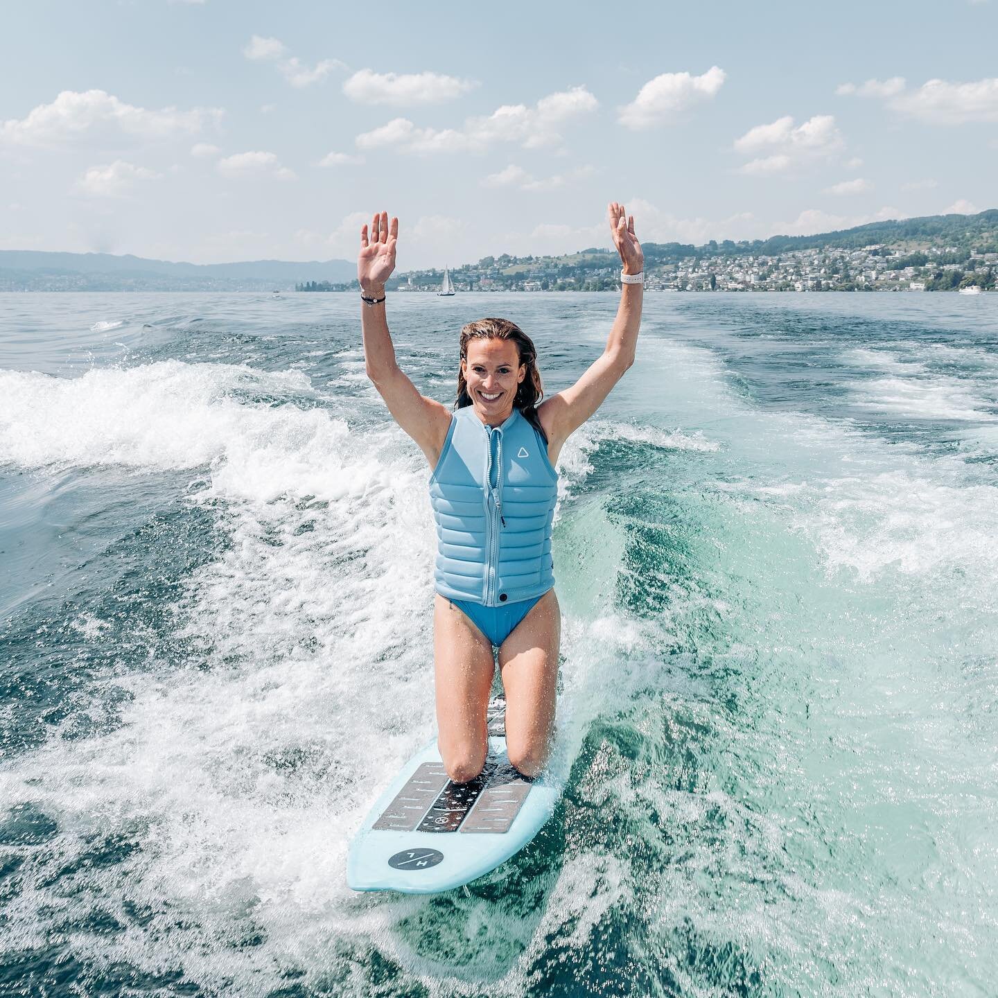 Hoch die H&auml;nde, Wochenende! 🙌🏻☀️🥰
.
.
.
#endlesssummer #weekendvibes #sun #fun #wakesurf #surf #surfing #lakezurich #reboat #zurich