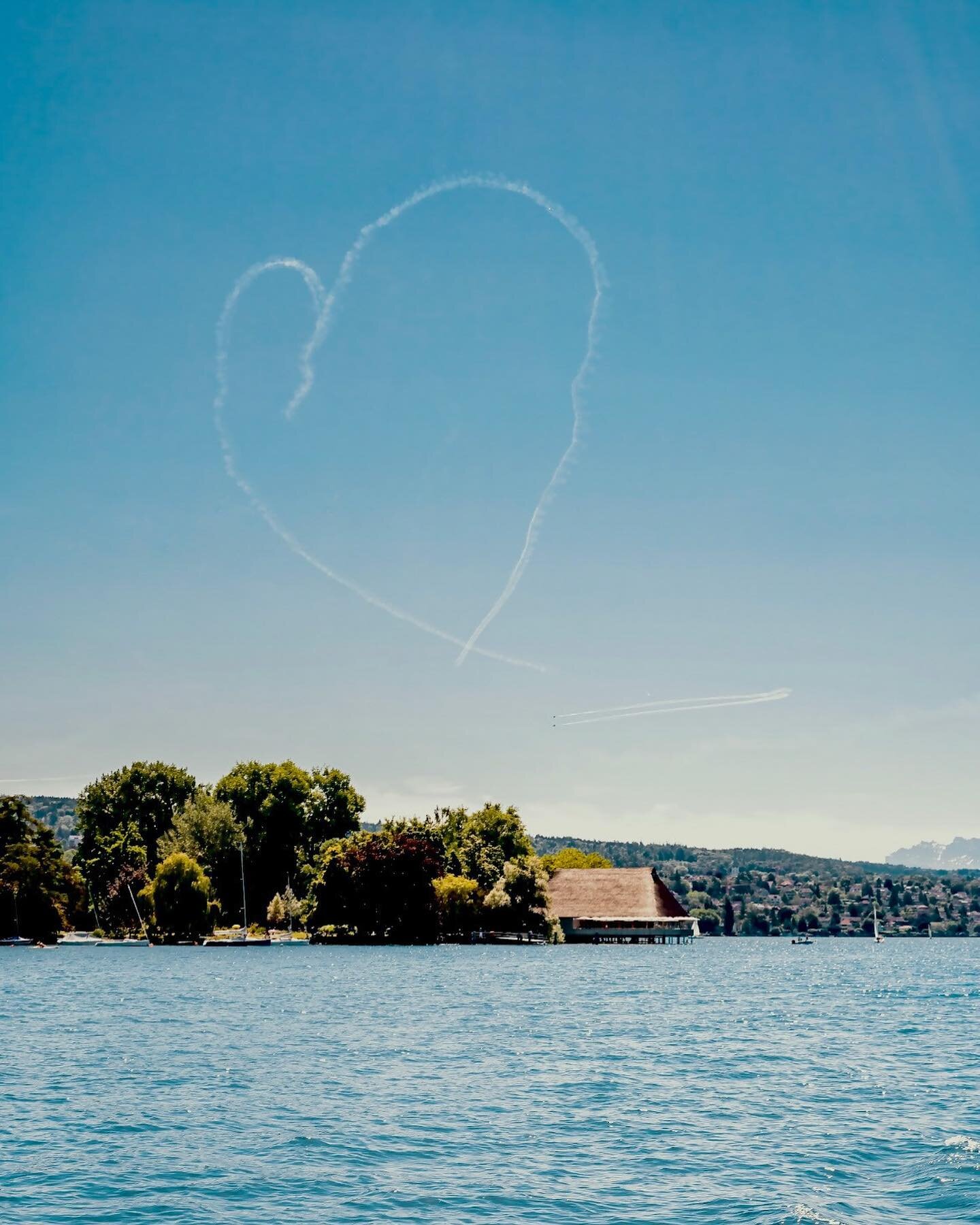 Thank you 2022 ❤️
.
.
.
📸 by @michaelrohnerphotography 
#thankful #sommer #2022 #love #wakesurf #wakesurfing #surf #passion #lake #zurich #switzerland