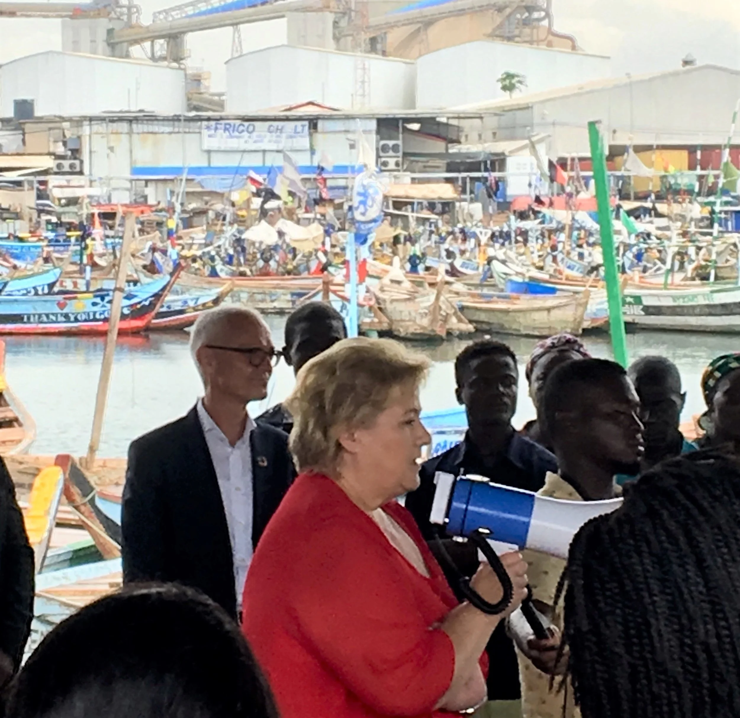 PM Solberg talks about fishing and sustainable livelihood at a fishmarket in Tema.