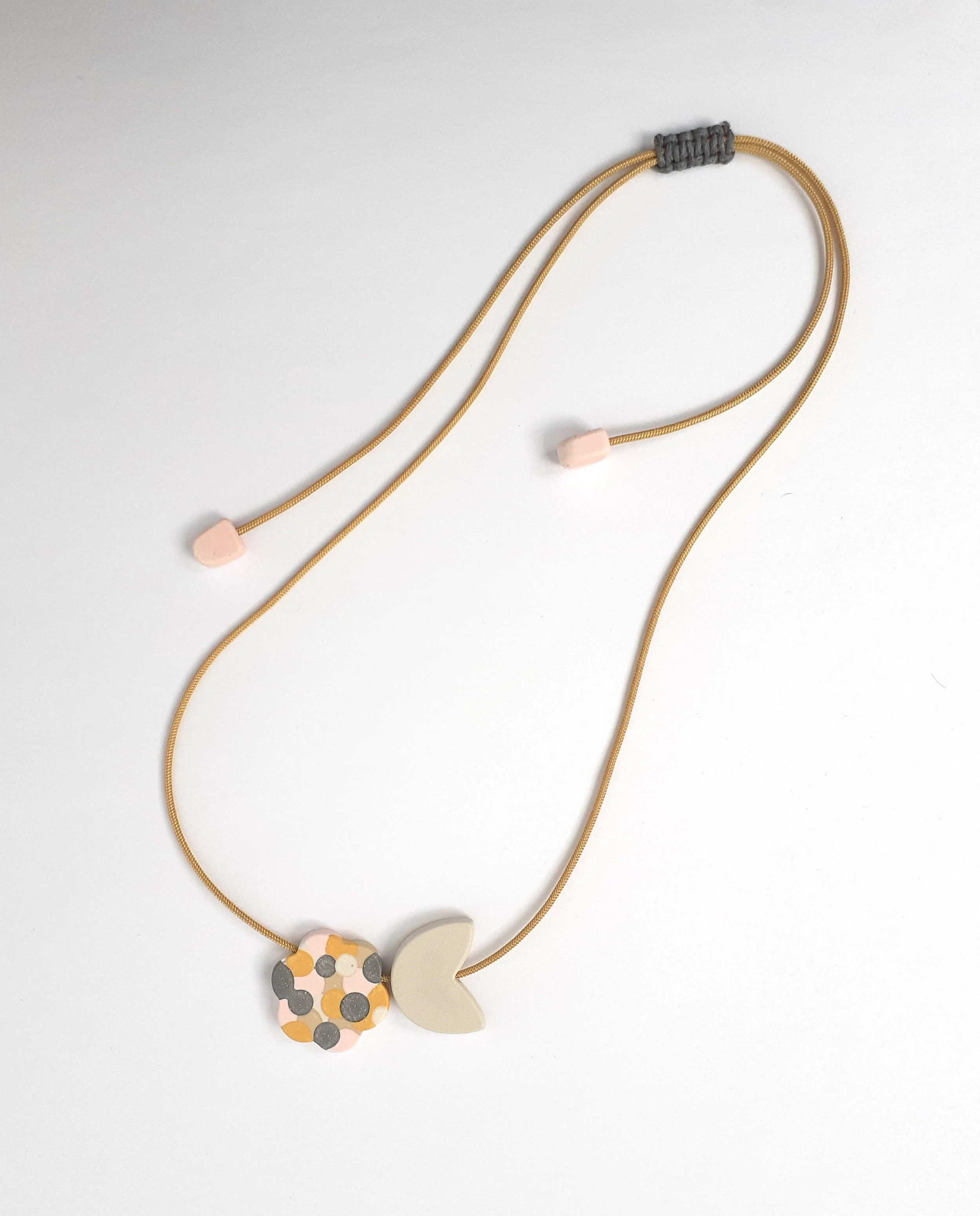 ETSYlittlefloralnecklaceSPOTflowerwhitebudTOPview.jpg