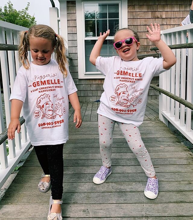 Work it ✌🏻 First ever Pizzeria Gemelle T-shirt&rsquo;s available for purchase online for pickup. 🍕 🤰🏻 .
.
.
#pizza #pizzagemelle #pizzeria #gemelle #nantucket #ack #downtownnantucket #capeandislands #pizzapizza #italian #italiano #lunch #takeout 