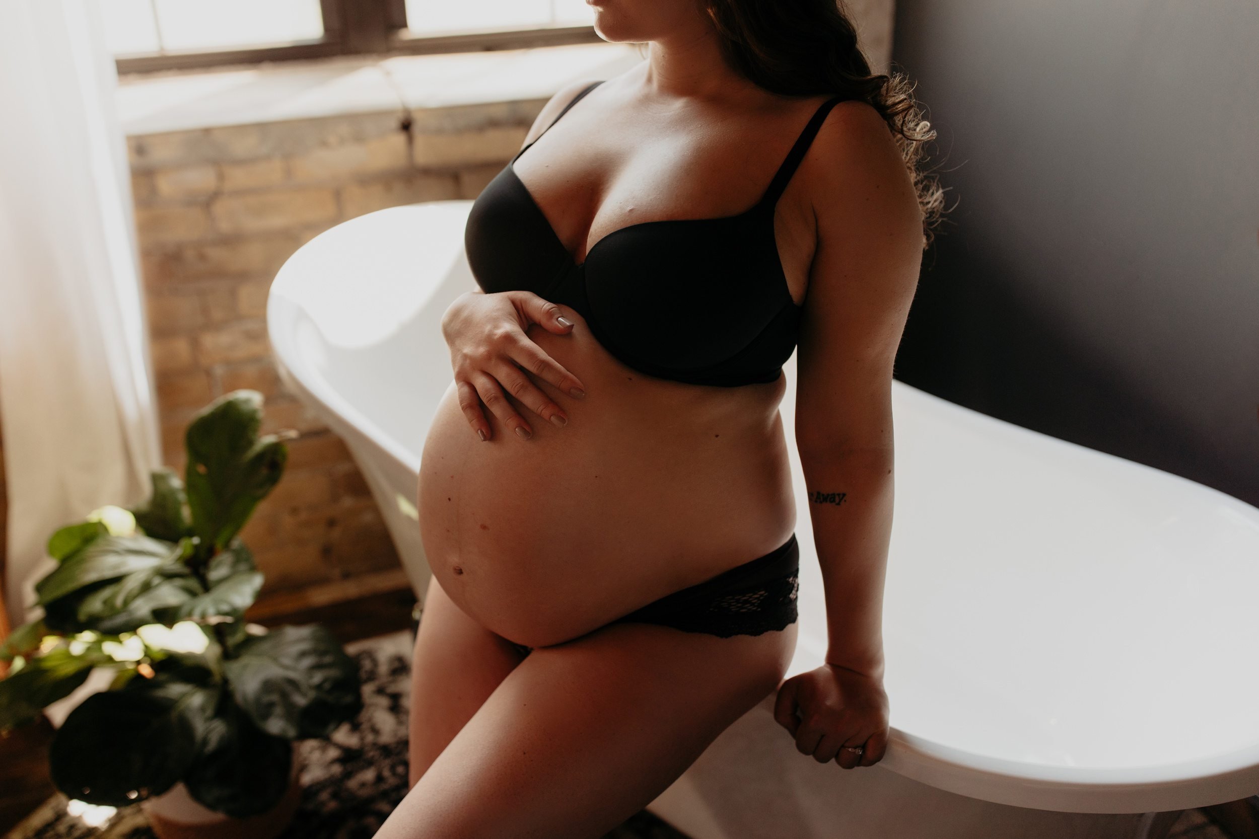 Maternity-Boudoir-Portrait-of-a-Pregnant-Woman-0005.JPG