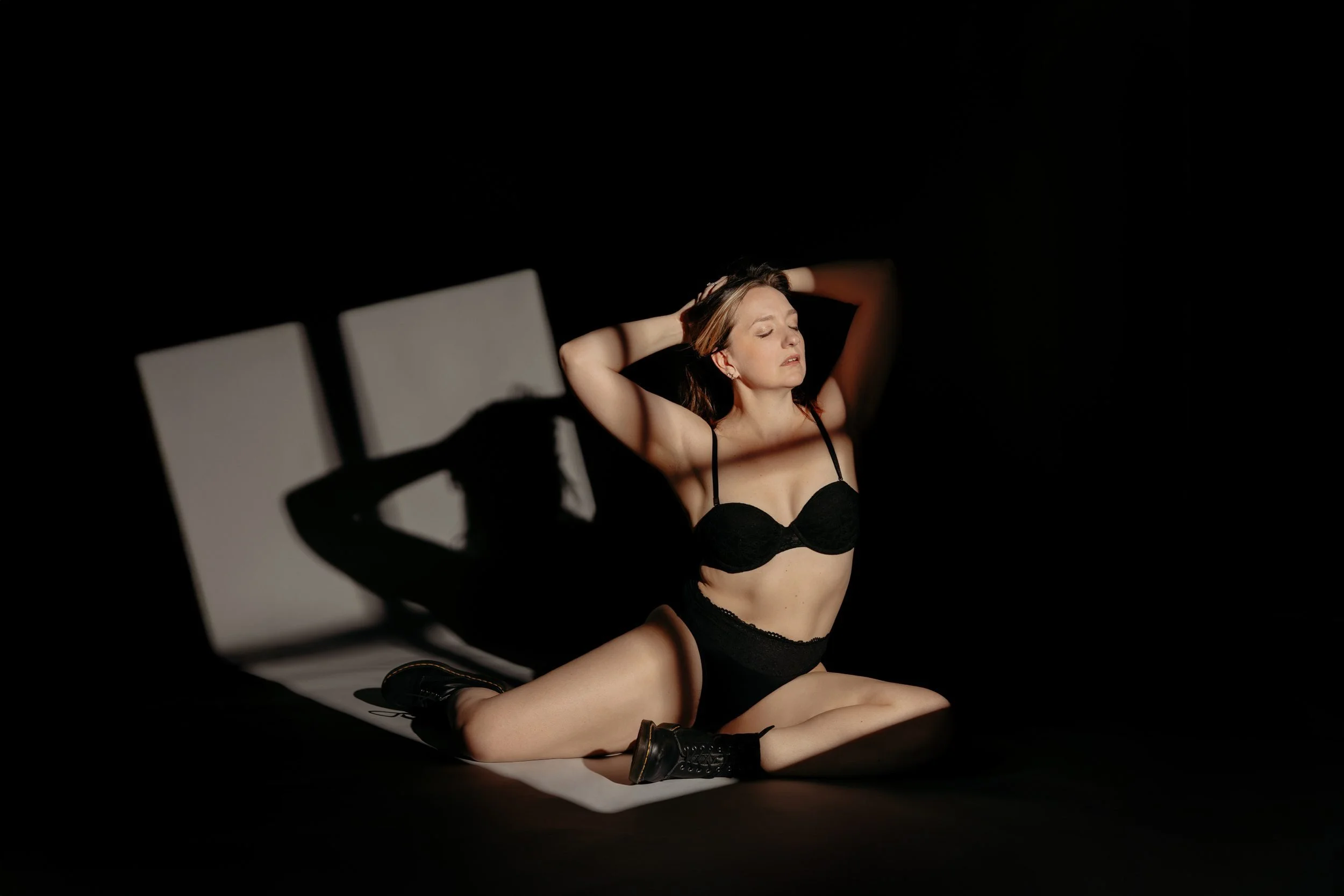 Experimental-Lighting-Sessions-in-Minneapolis-at-Render-Boudoir-Studio-0035.JPG