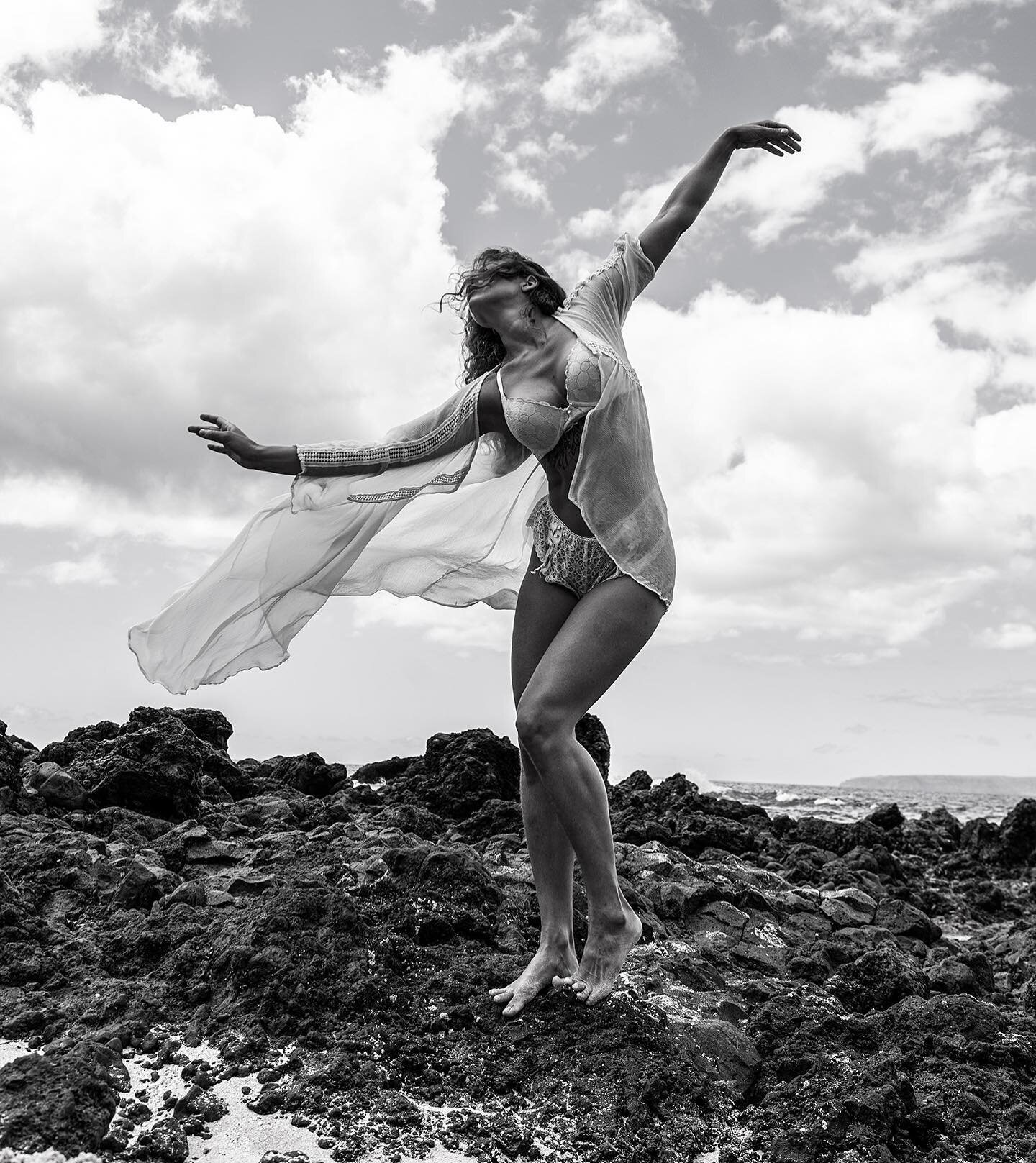 Pose02

When you are one with earth, wind, water, your soul is smiling. 

The legendary Daniella at big beach on Maui. 

@danipro.life 
#beauty #women #womenpower #ocean #beach #dance #elegance