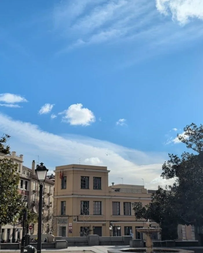 Winter skies in Madrid never get old 🤩 While temperatures are still chilly, we get to enjoy bright sunshine a lot of time. With skies like this, it's easy to see why our food tours, tapas tours and market tours in Madrid take place all year round. C