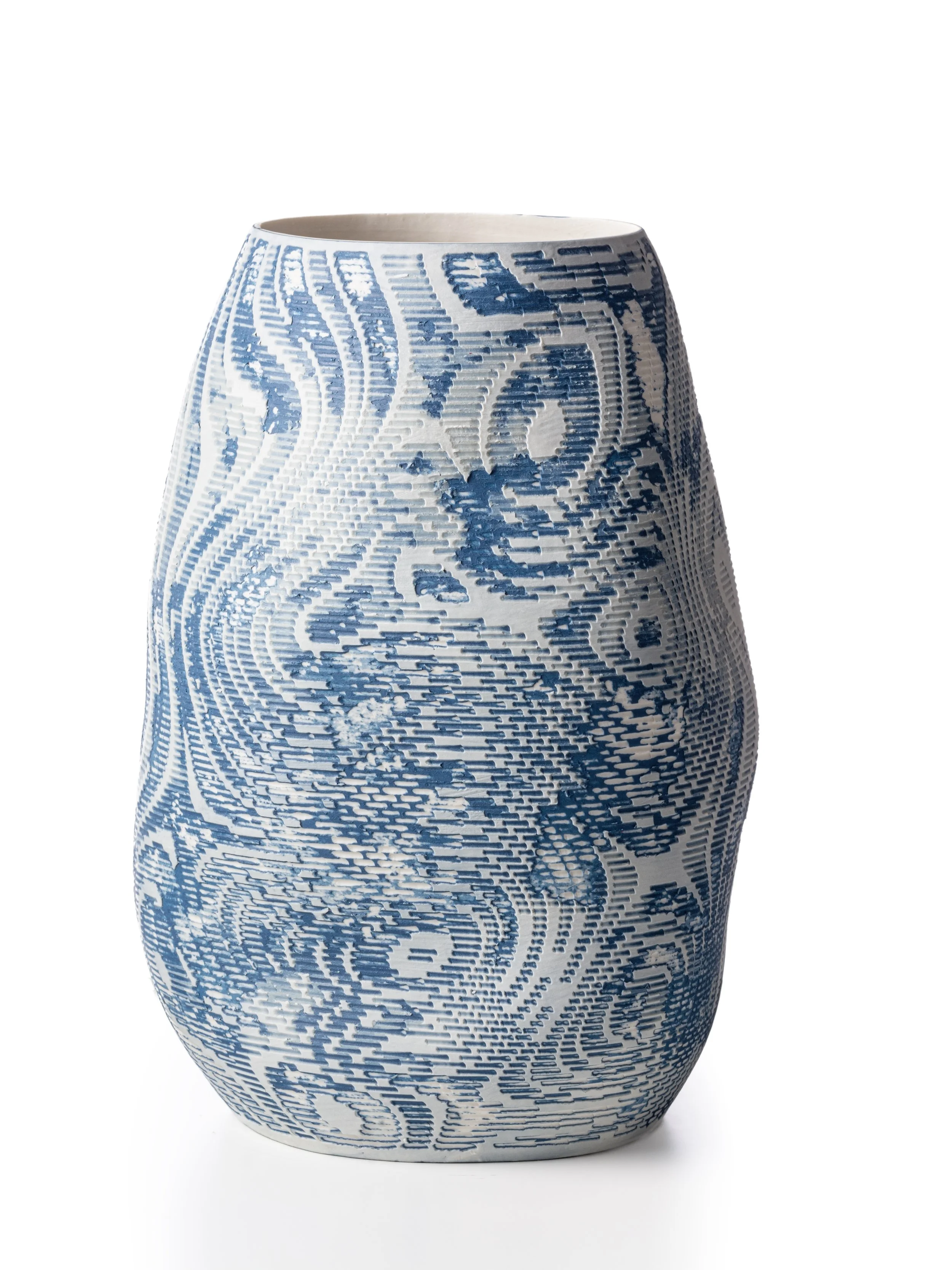 JUENGERKUEHN_Soft-Touch-Vase-2_2024_Porcelain_22x17x17cm_£700_img05.jpg