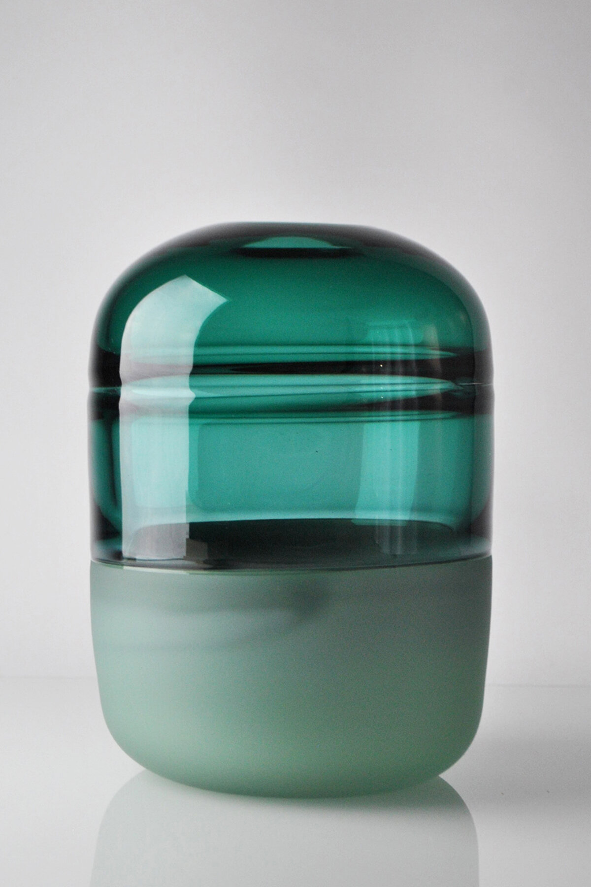 EclipticVaseMidnightblue_19.5x14cm_1600g_blownGlass_2019_£460_photoartistown.jpg