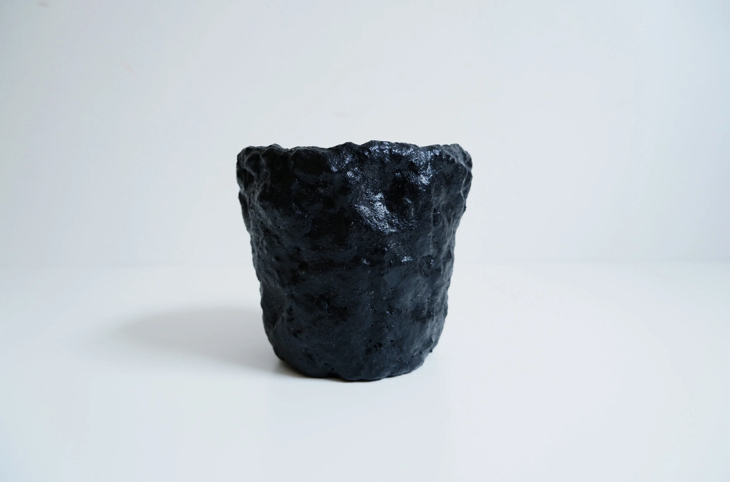 01_Online Shop_Flower Pot_Charcoal_Austeja Platukyte.jpg