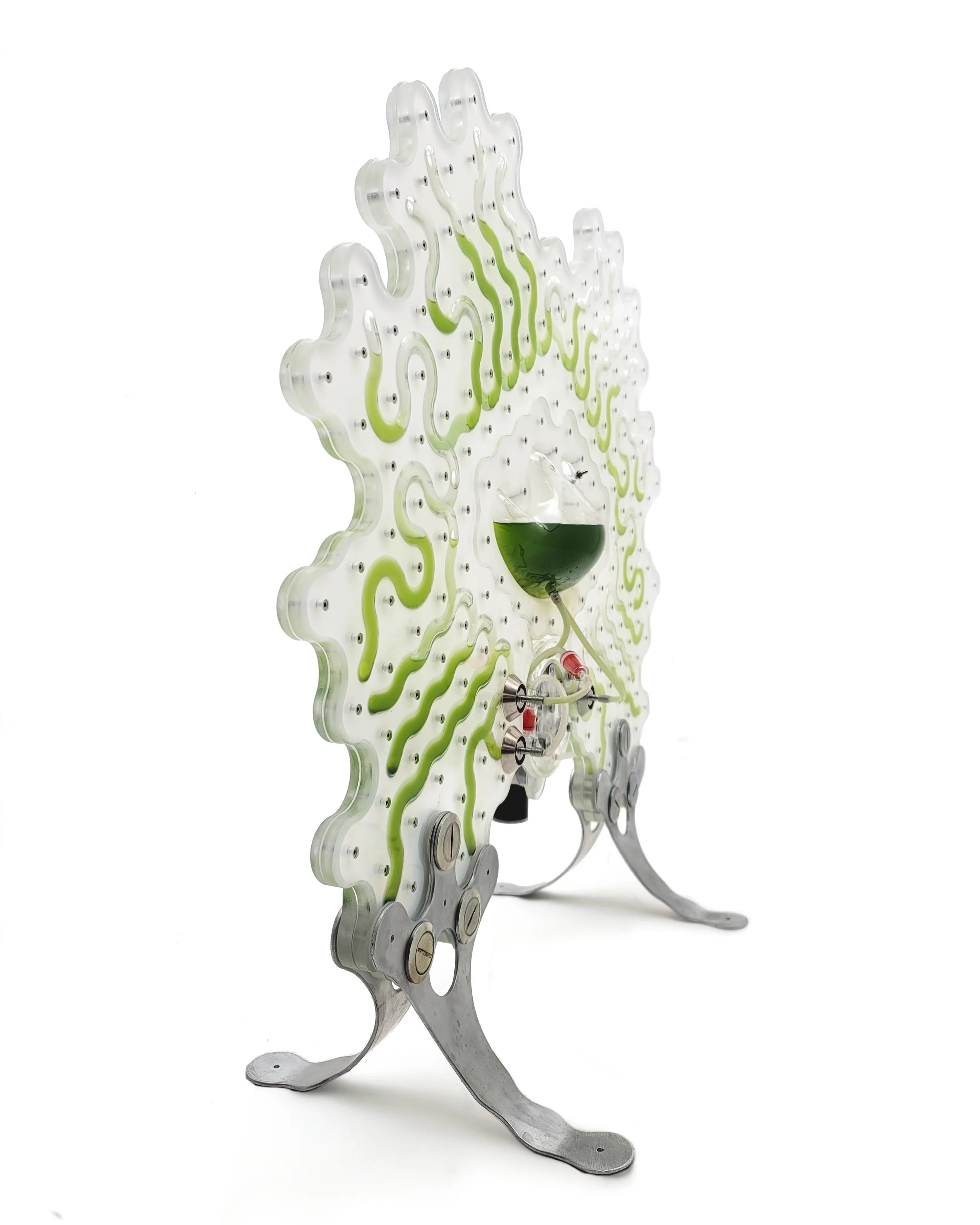 PeterNasielski_Symbio-Screen(1)_2023_LiveAlgae&ReclaimedMaterials_80x70x70cm_£3000.jpg