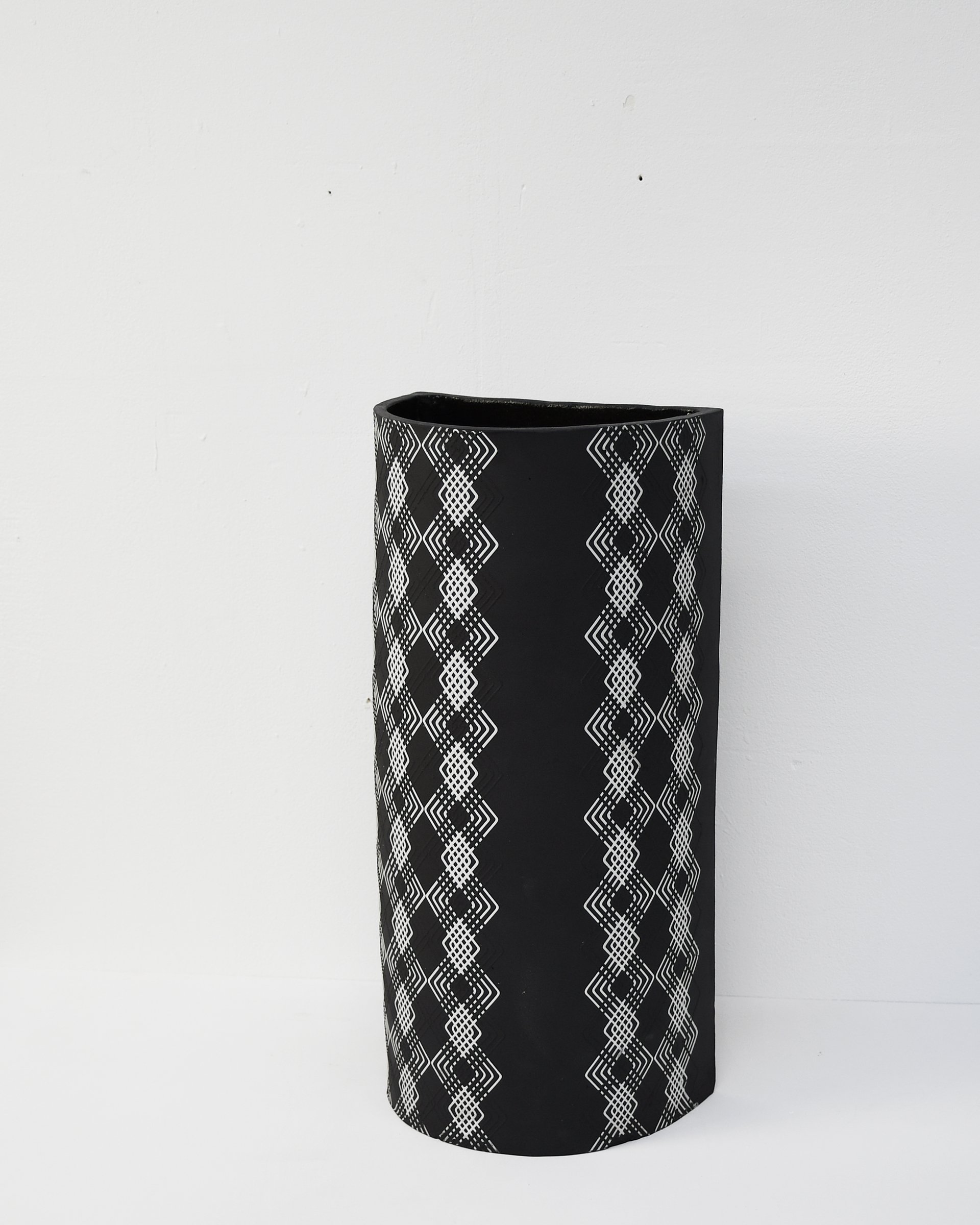 Z-zéro_HemiVaseWeavingLargeModel_2025_Clay_20x16x46cm_£685.jpg