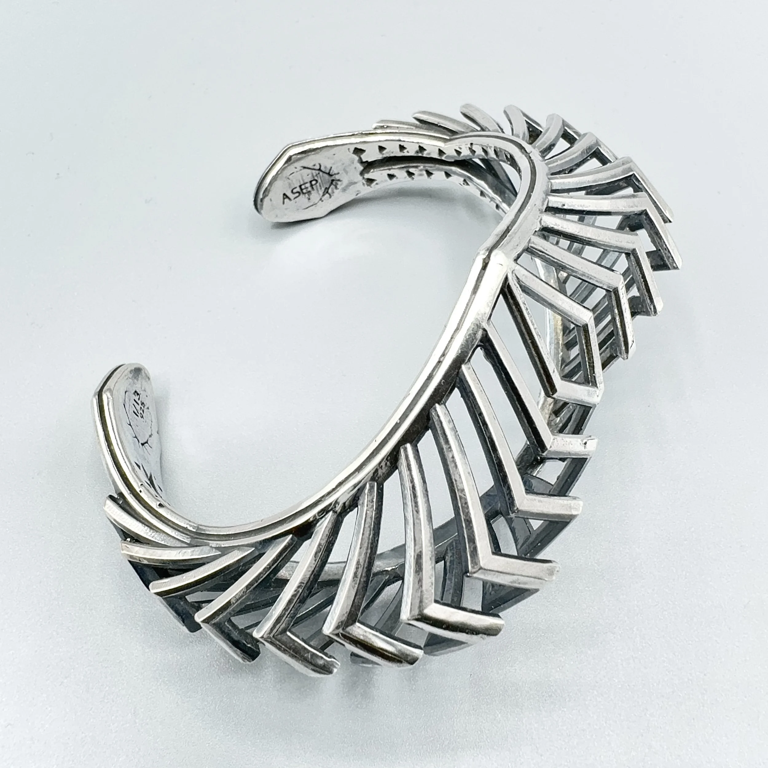 AdrianStandingElkPinnecoose_Horizon_2024_Jewelry_8.25x5.715x6.35cm_£2961.3.jpg
