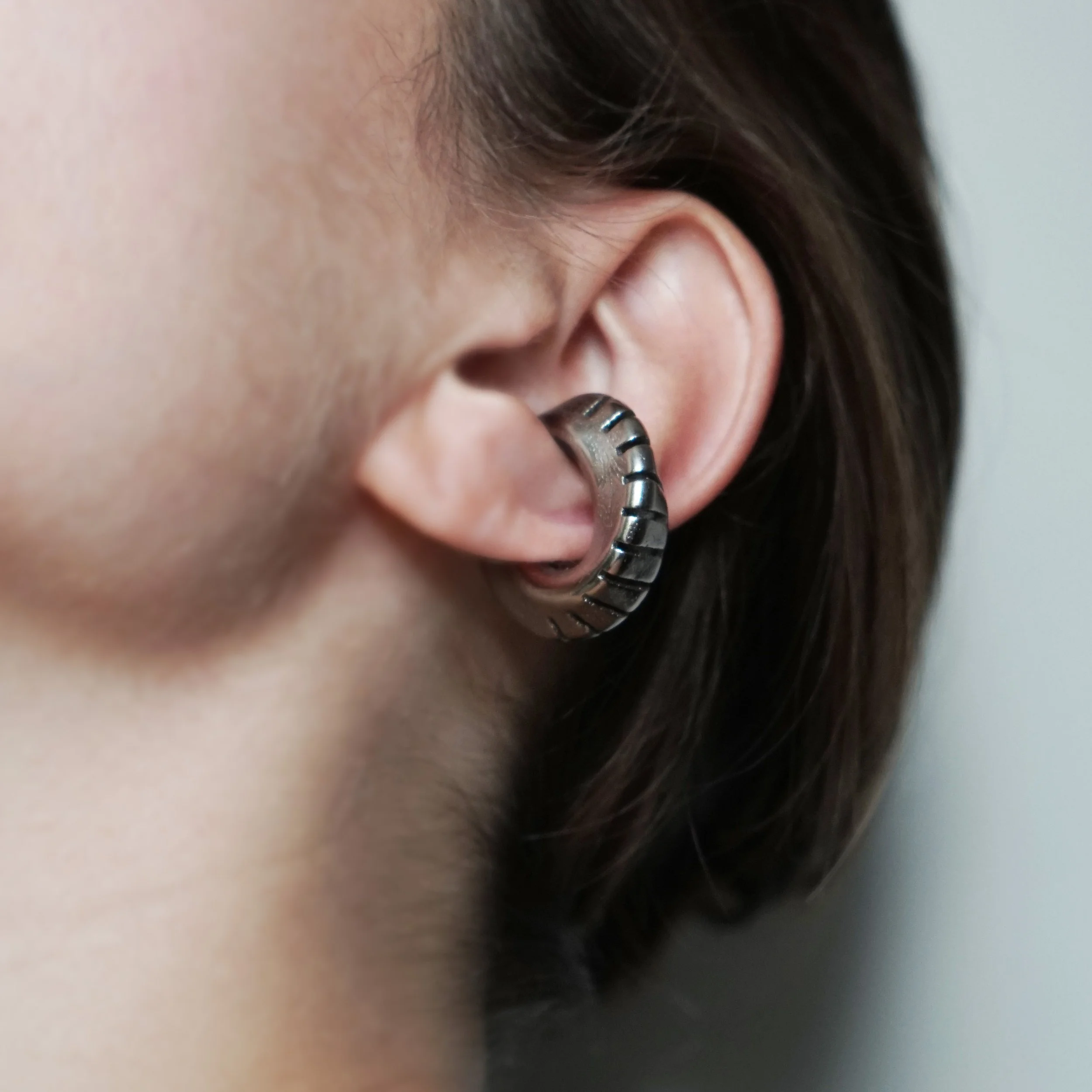 HalaGhatasheh_EmbraceEarCuff01_2025_PolishedSilver_2.7x2.9x1cm_£269.jpg