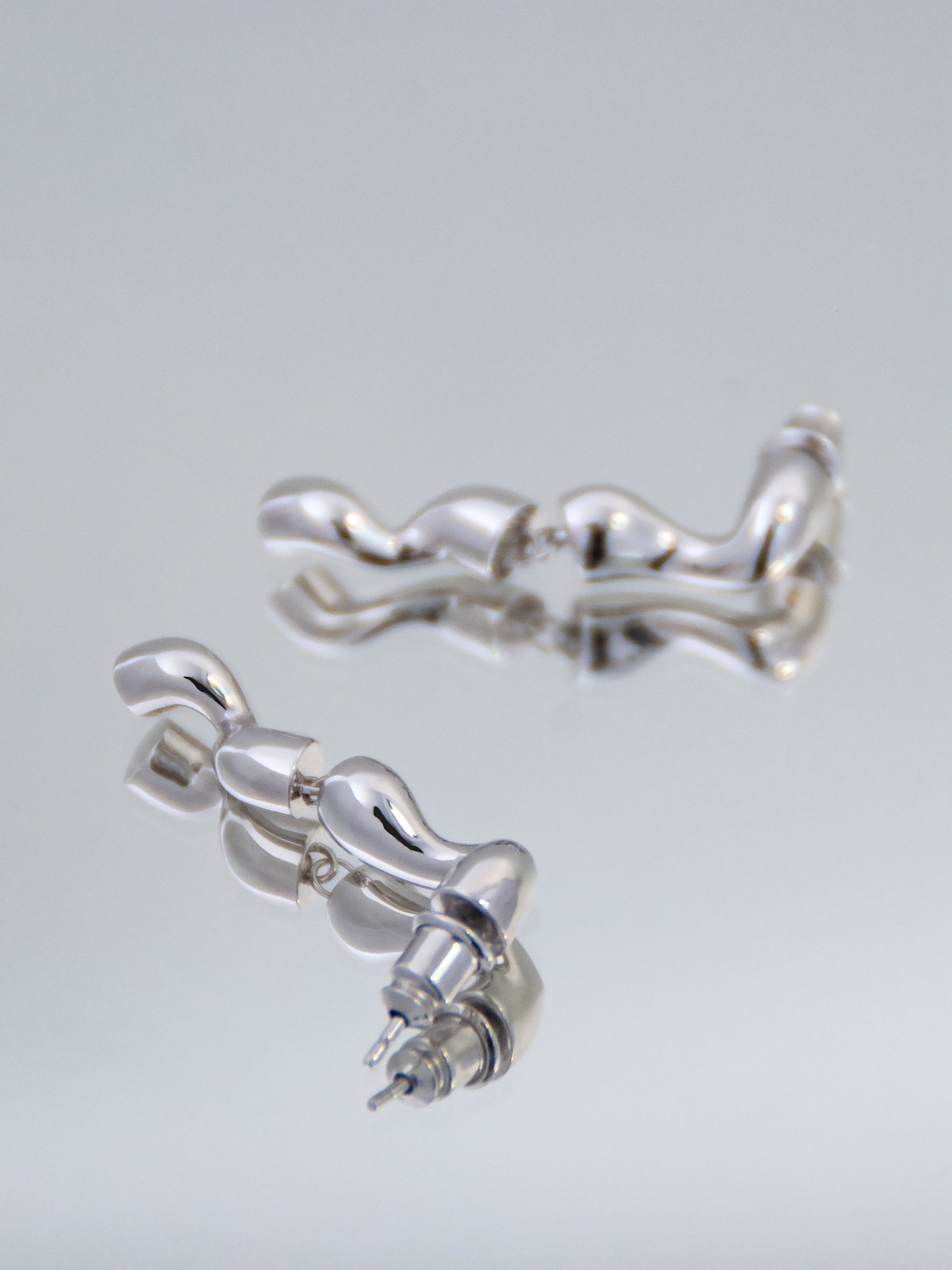 nood_LinkageEarrings_2025_RhodiumPlatedBrass_0.5x3.5cm_£40.jpg
