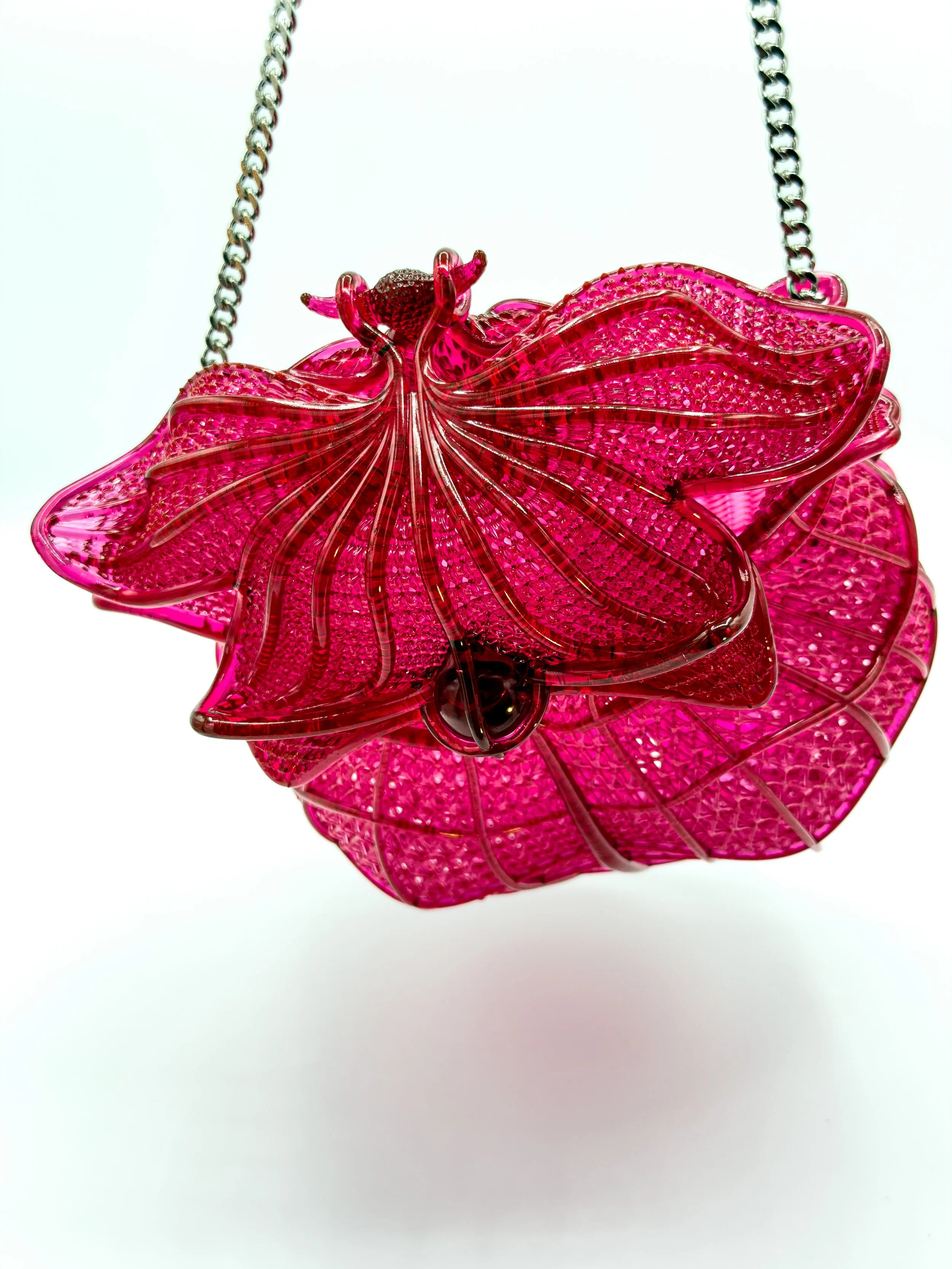 FernandaPovoa_ExofloraCarapax_2025_Plant-BasedResinandSteelChain_22x19x11cm.jpg
