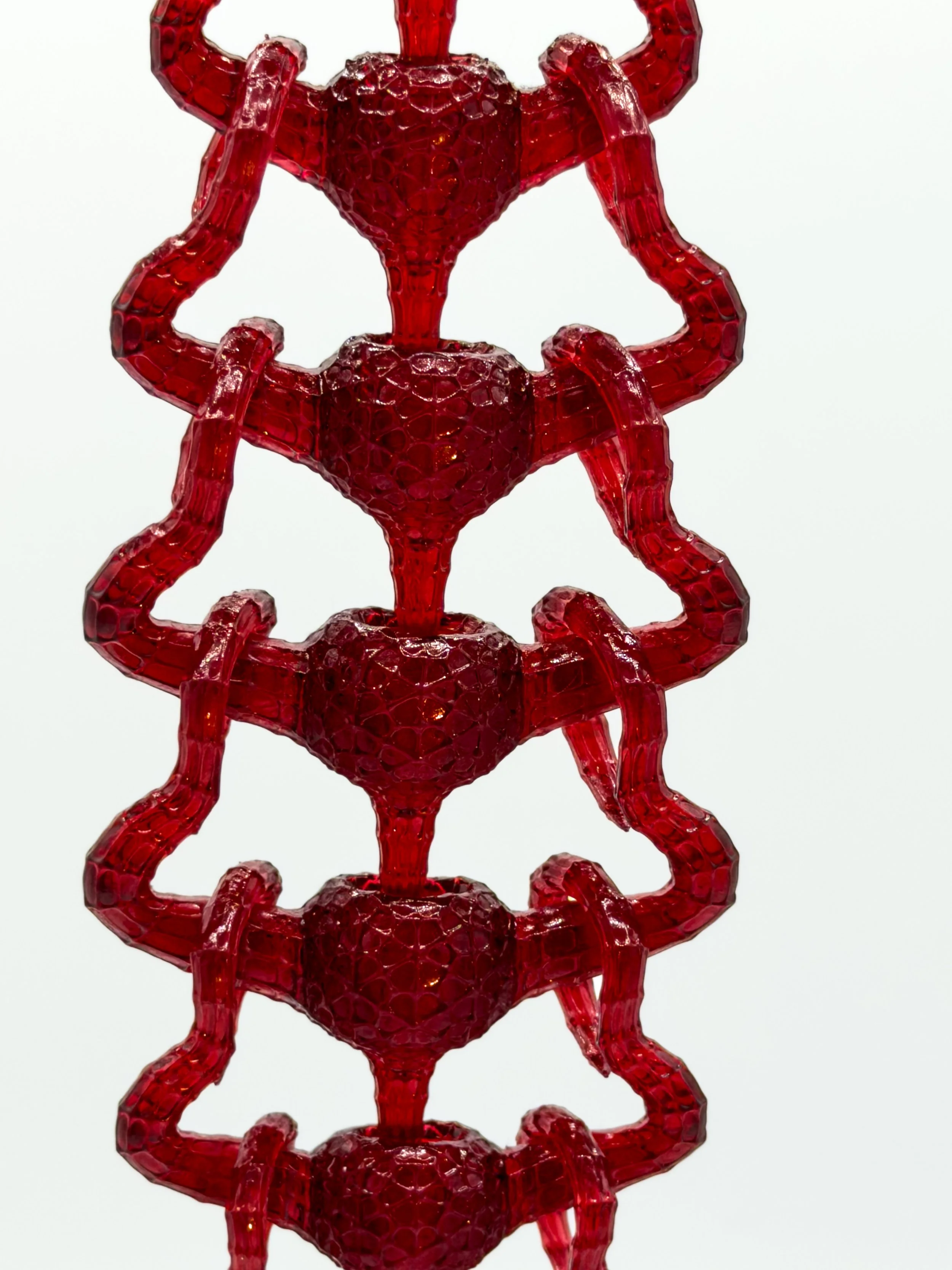 FernandaPovoa_ColumnaFractalis_2025_Plant-BasedResinandSteelChain_27x8x3cm_£320(3).jpg