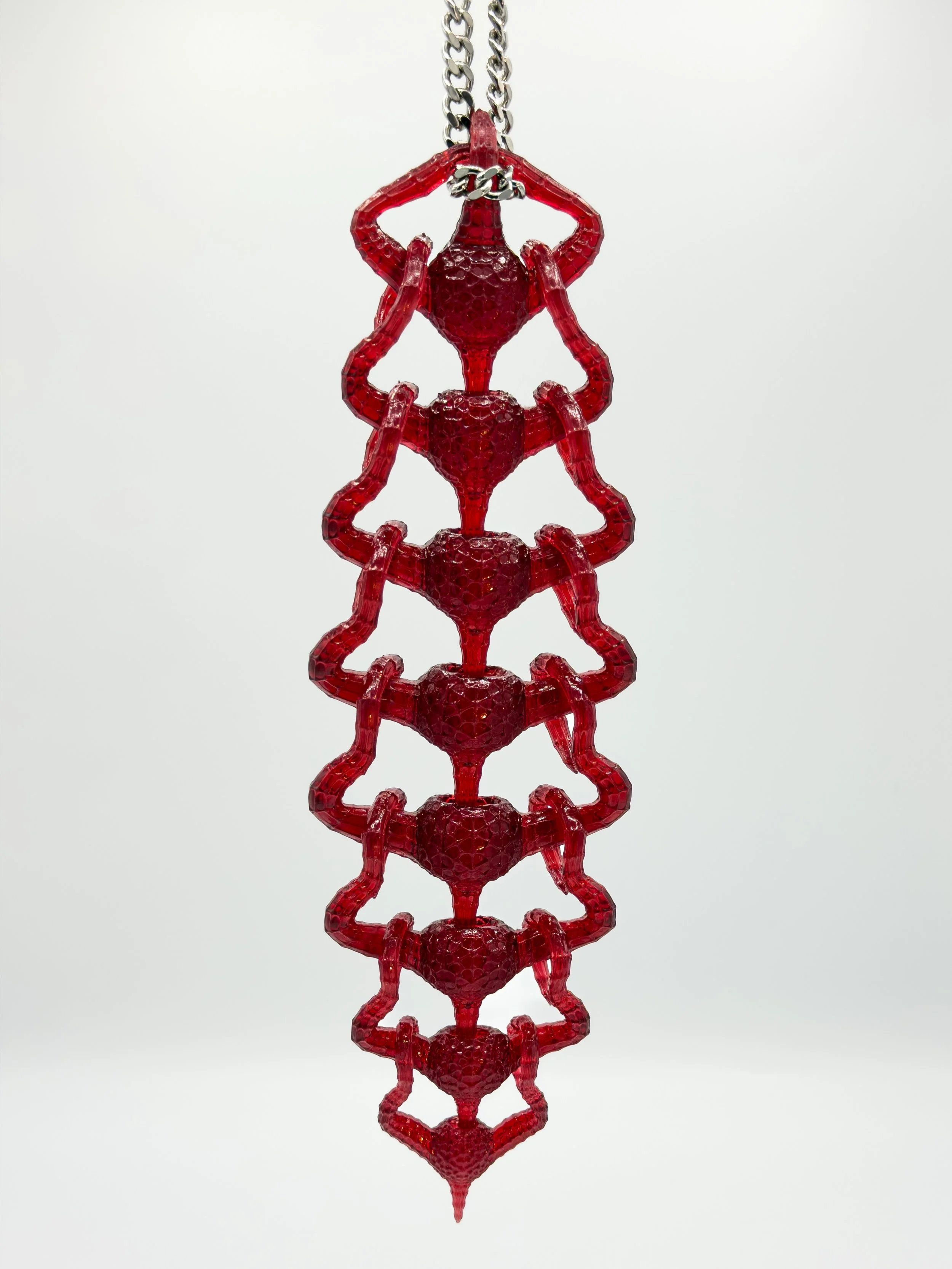 FernandaPovoa_ColumnaFractalis_2025_Plant-BasedResinandSteelChain_27x8x3cm_£320(4).jpg