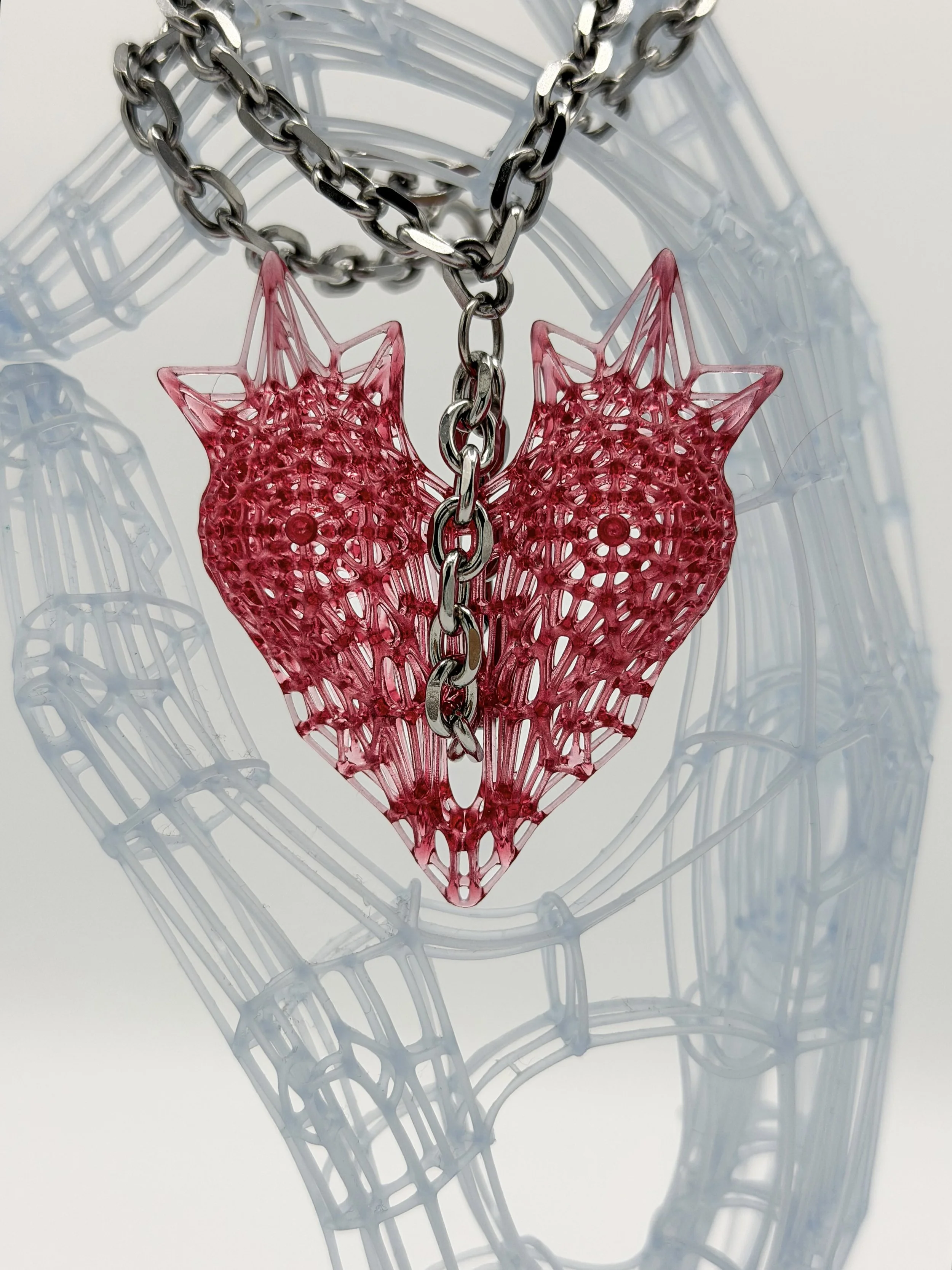 FernandaPovoa_CorpusCordis_2023_Plant-BasedResinLacquerSteelChain_6x5x2cm_£180(2).jpg