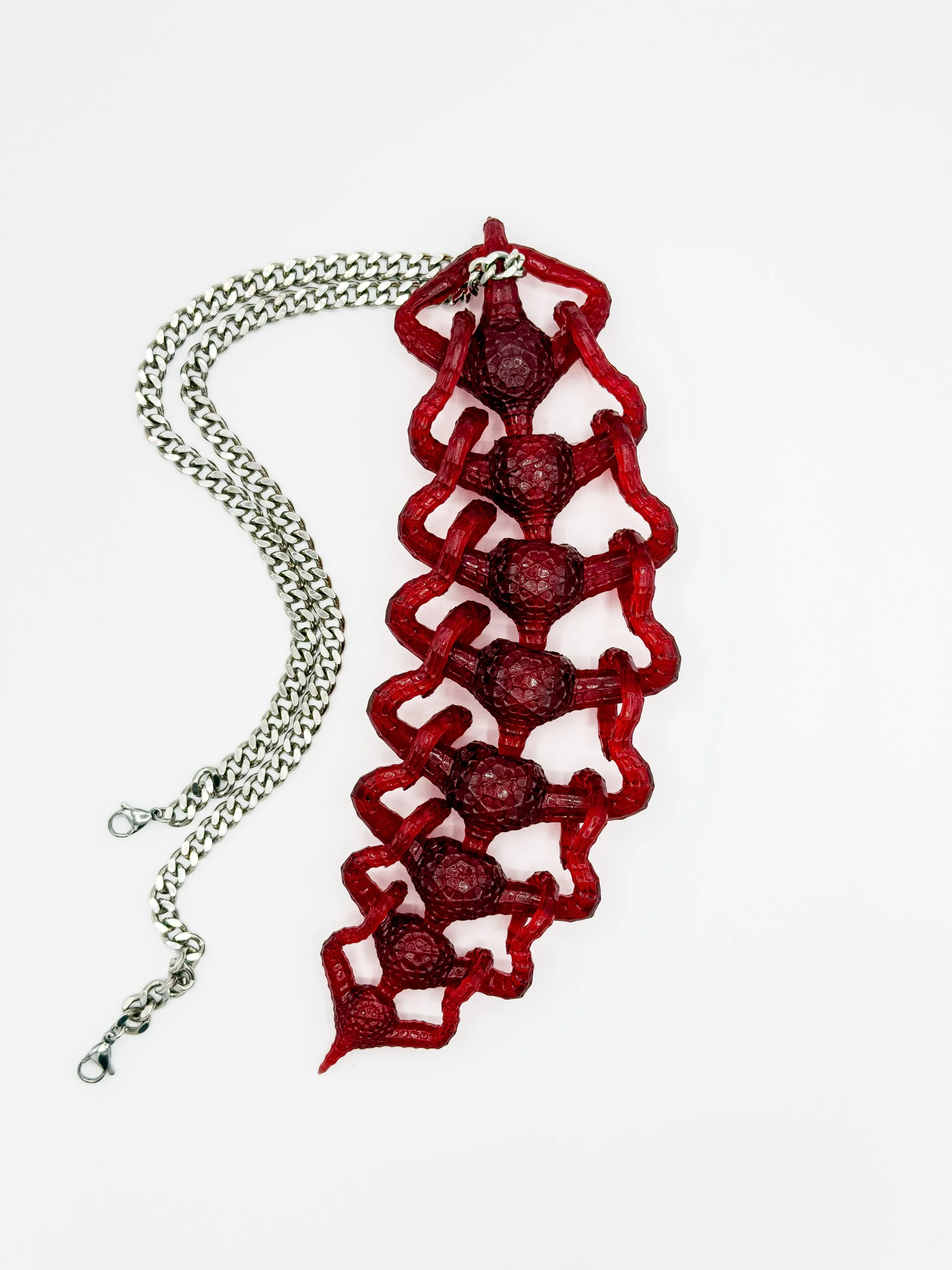 FernandaPovoa_ColumnaFractalis_2025_Plant-BasedResinandSteelChain_27x8x3cm_£320(2).jpg