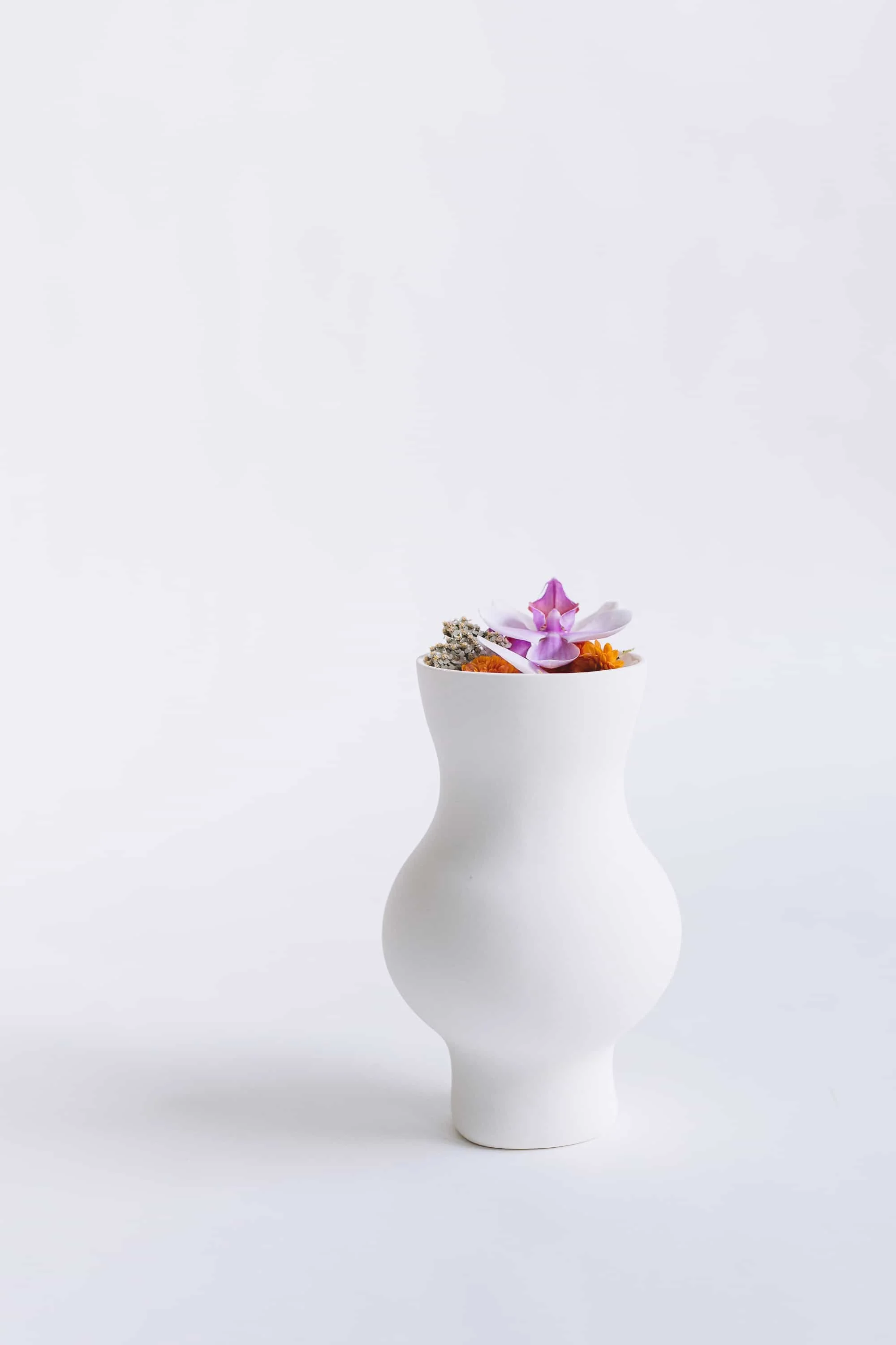 9.BarbaraStelmachowska_TheMealFromHelloFlowerSeries_2024_Porcelain_12x12x30cm_NFS.jpg