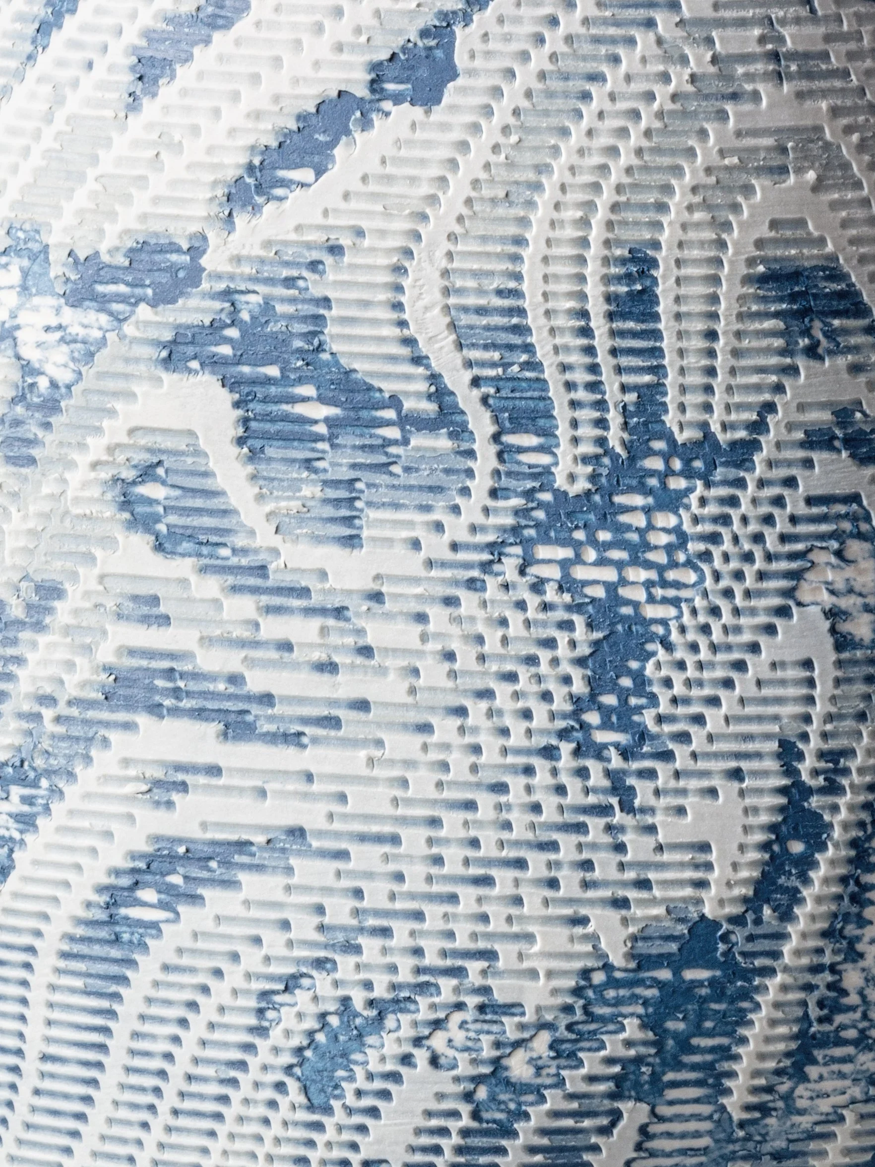 JUENGERKUEHN_Soft-Touch-Vase-2-closeup_2024_Porcelain_22x17x17cm_£700.jpg