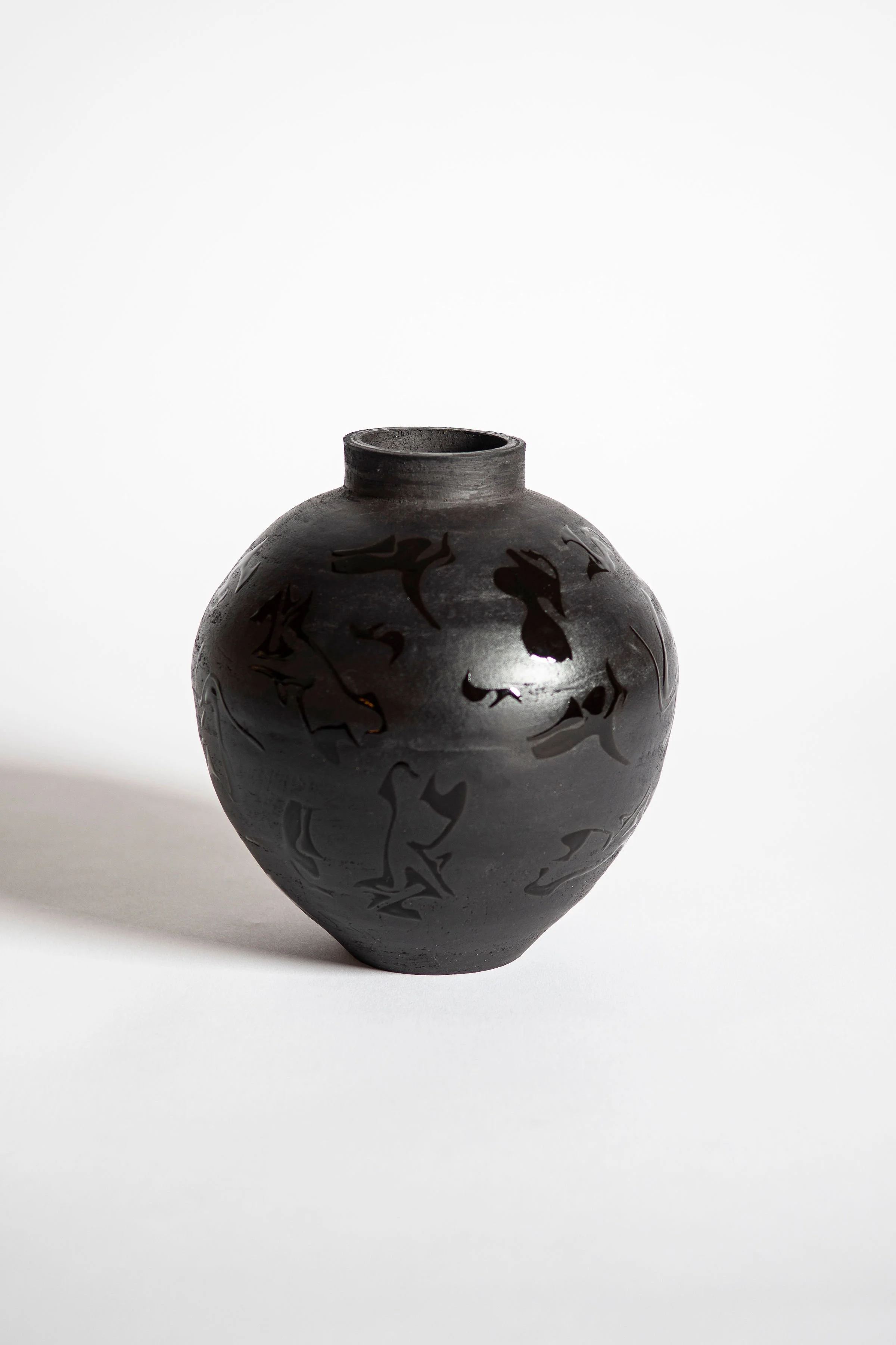 SophieDurandet_VeinedBlackVase_2025_Stoneware_19x18x18cm_NFS .jpeg