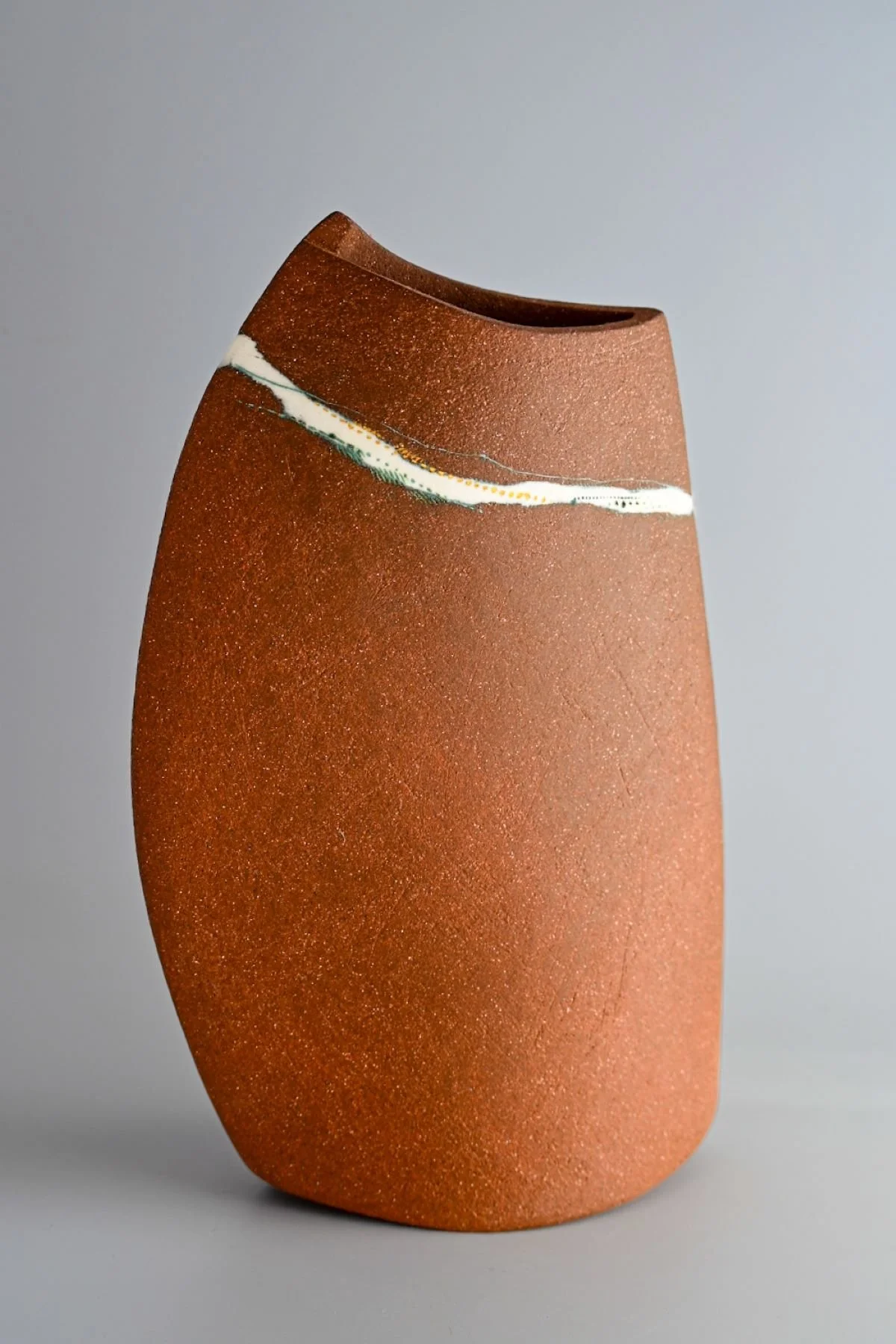 StephanieJohnson_2025_Landmarkvessel_CeramicWildclay_13x11x4_250.JPG