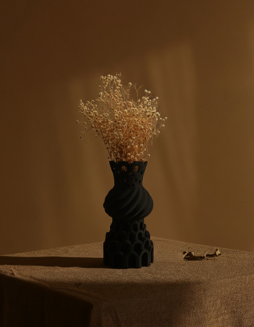 MerveGungor_DrkayenVase_2025_PLA_28 cm×14.6 cm×14.6 cm_£475.png