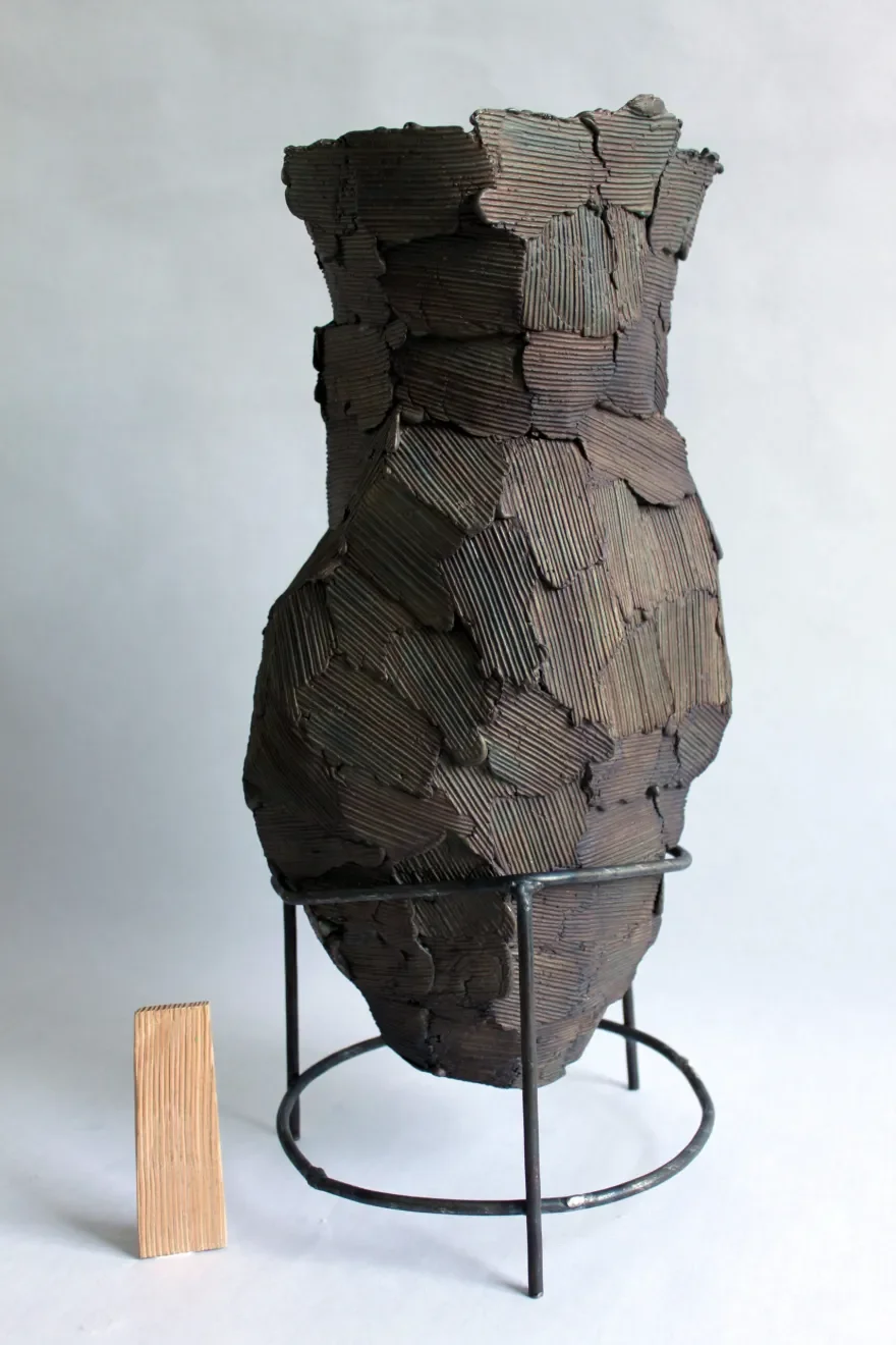 vase3_bronze_with_wood-scaled.webp