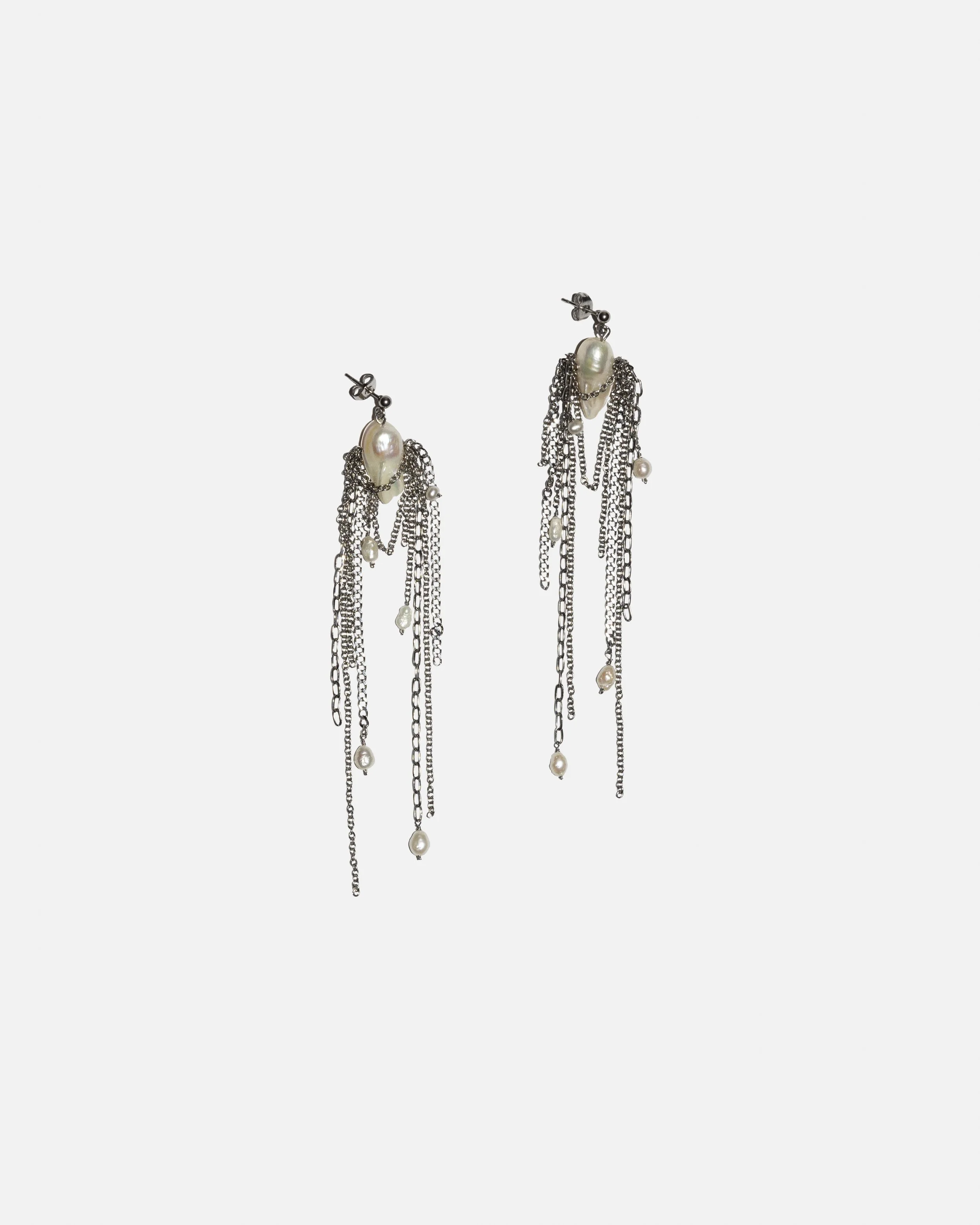 Kaaret_AmalEarrings_2026_MotherOfPearlAndStainlessSteel_11,5x1,5x1,5cm_£130_photo2.jpg